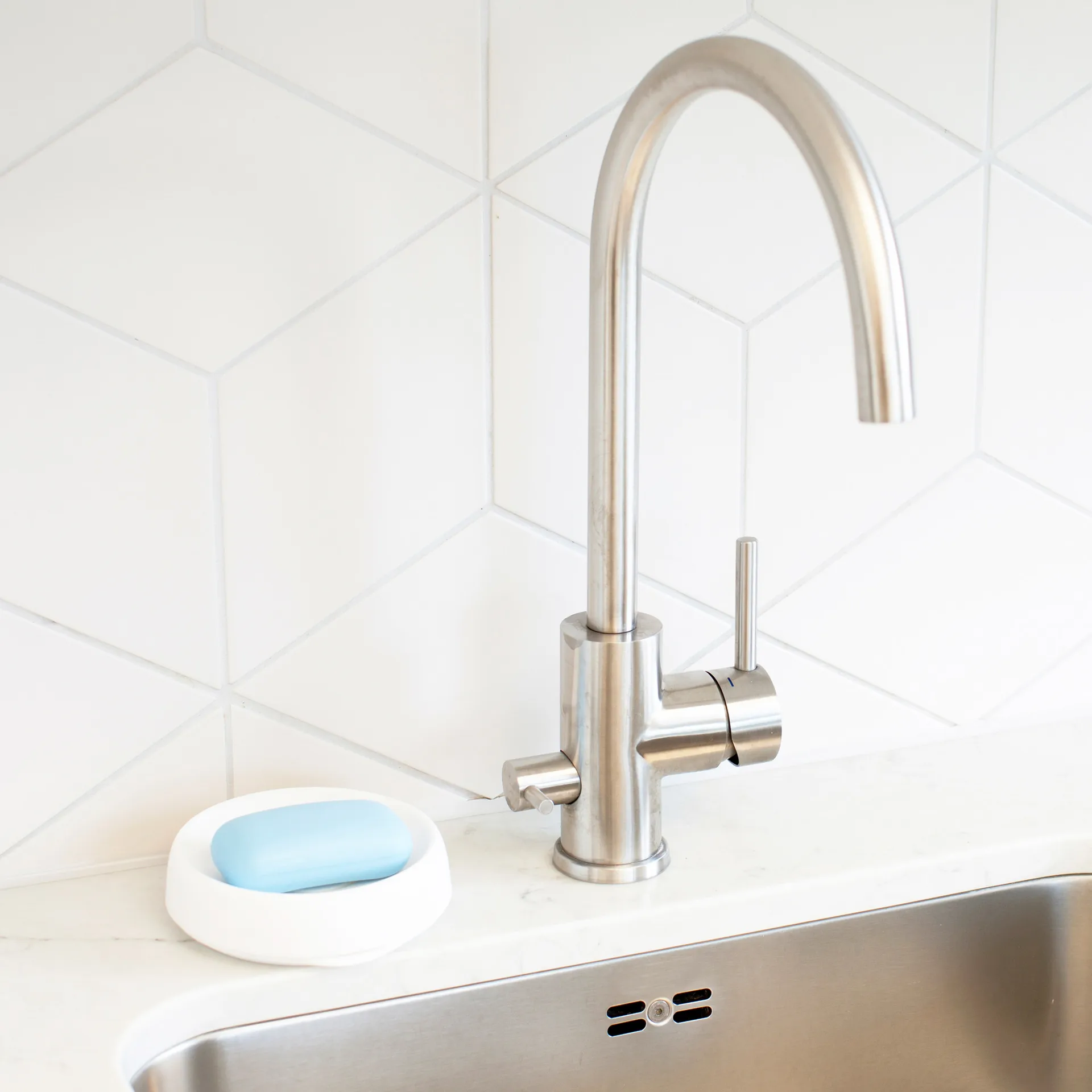 Soap tray with concealed drain spout in silicone - medium, White Bosign