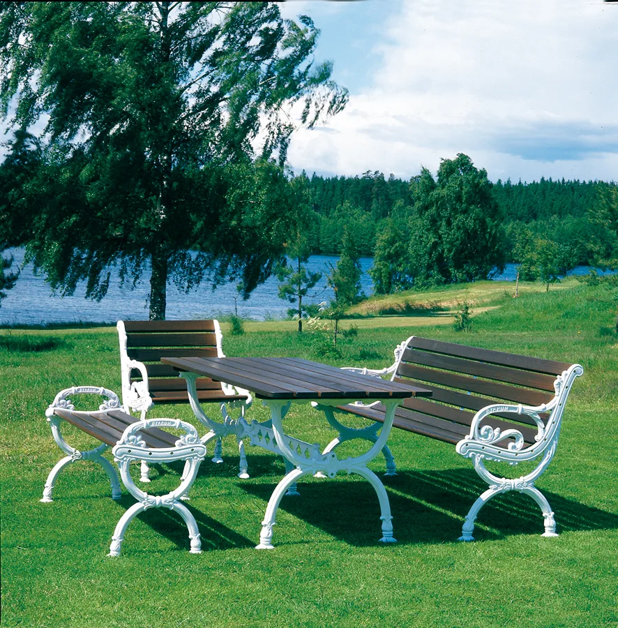 Byarum Bench, White lacquered pine, black stand Byarums bruk
