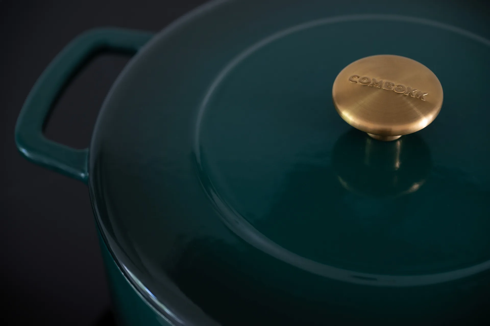Combekk Enameled cast iron casserole Ø24 cm, Holly Green-gold knob Combekk