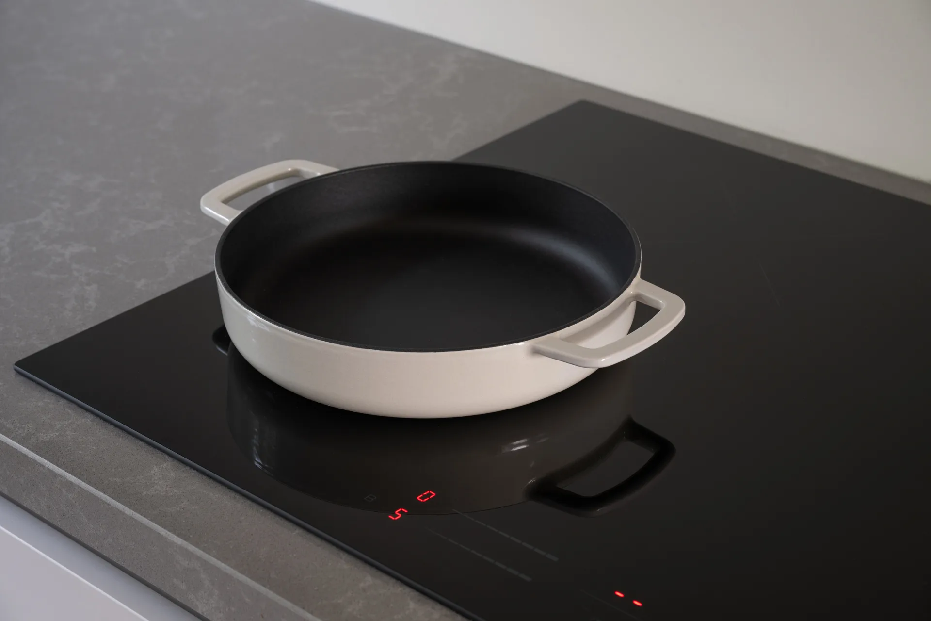 Combekk Enameled cast iron frying pan Ø28 cm, Sand Combekk