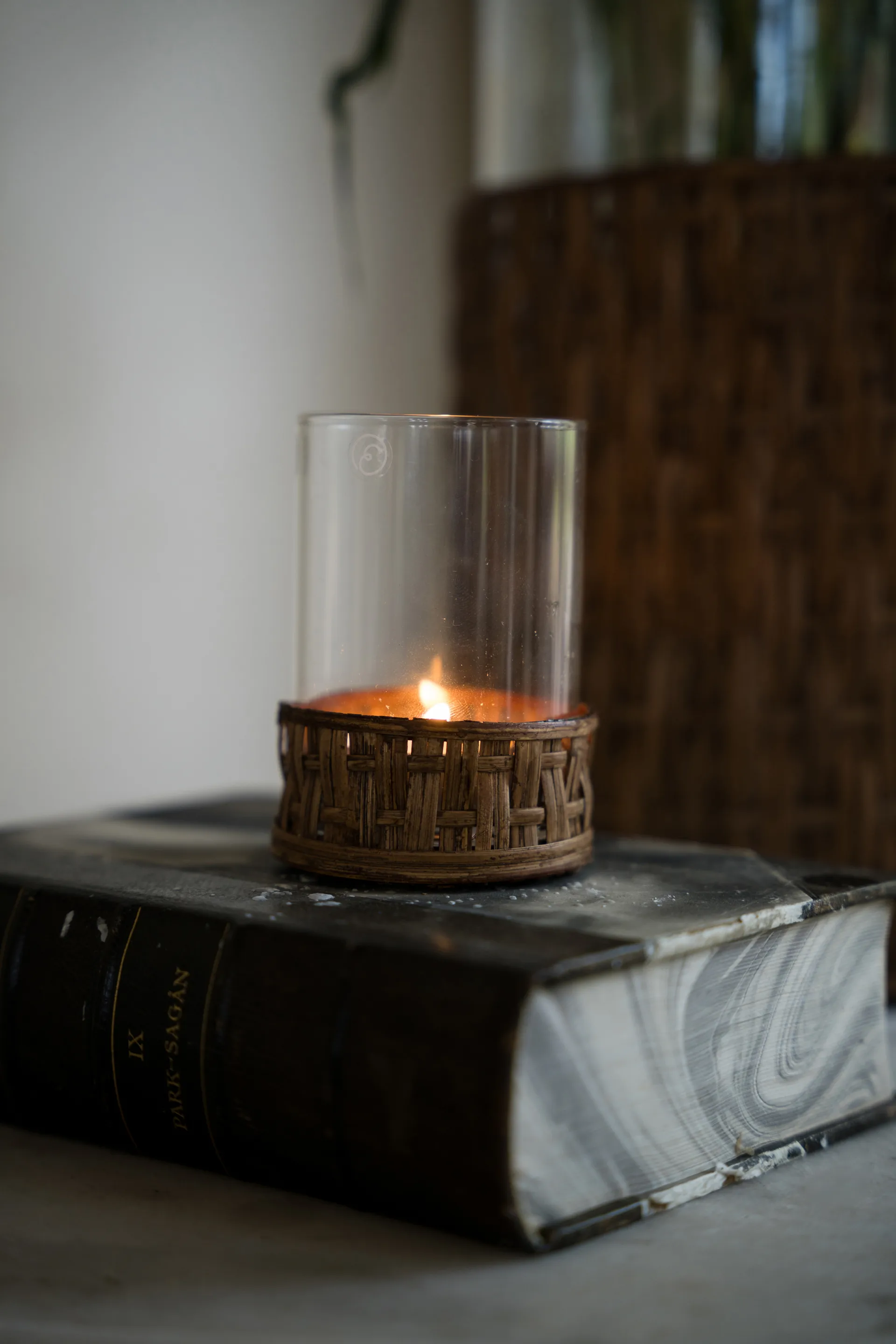 Ernst vase/tealight holder in basket, Dark brown, Ø7x8.5 cm ERNST
