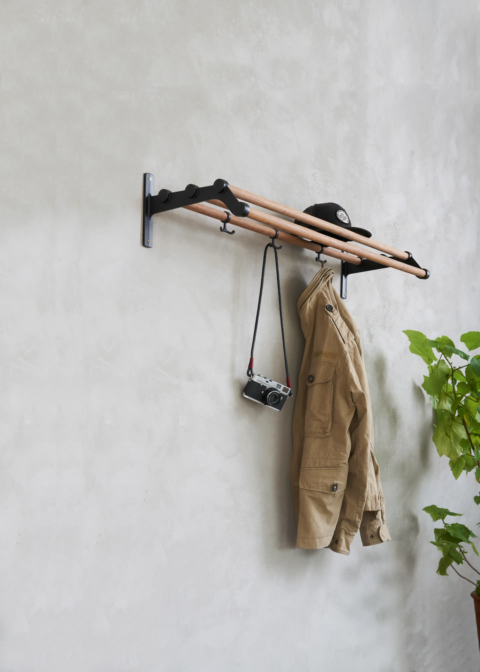 Nostalgi 291 hat shelf 100 cm, Bambu-black Essem Design