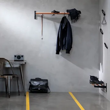 Nostalgi Shoe or hat shelf - Aluminium, black stand - Essem Design
