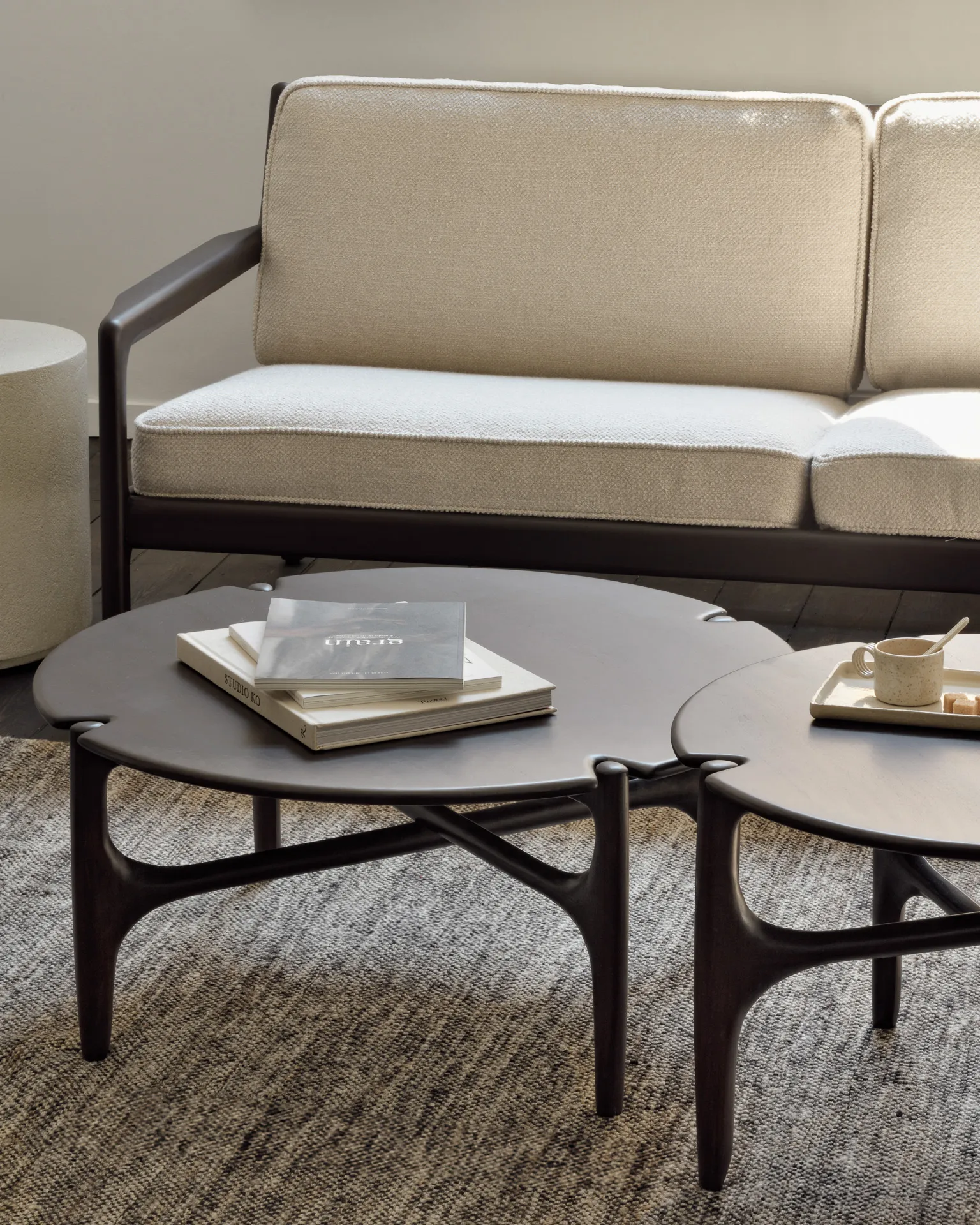 PI Coffee table Ø80 cm, Lacquered mahogany Ethnicraft
