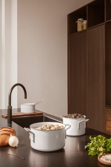 Eva Trio White Line Slip-Let ceramic pot - 3.8 L - Eva Solo