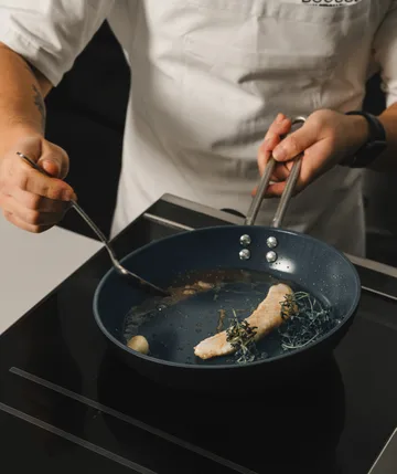 Professional Laser Titanium Slip-Let frying pan - Black, Ø24 cm - Eva Solo
