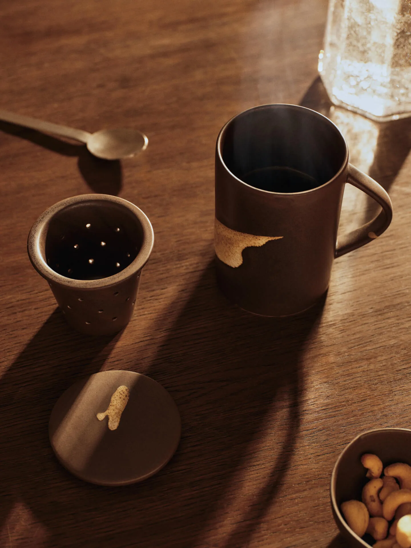 Koyo tea mug with infuser 40 cl, Dark brown-buff Ferm Living
