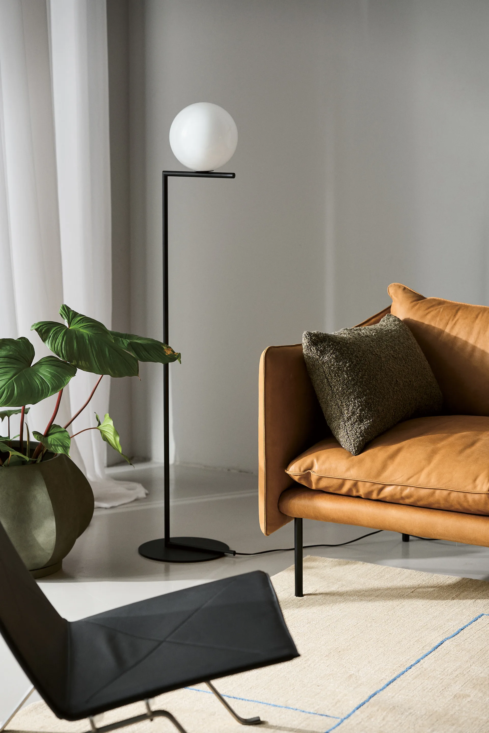 IC Lights F2 floor lamp, Black, opal Flos