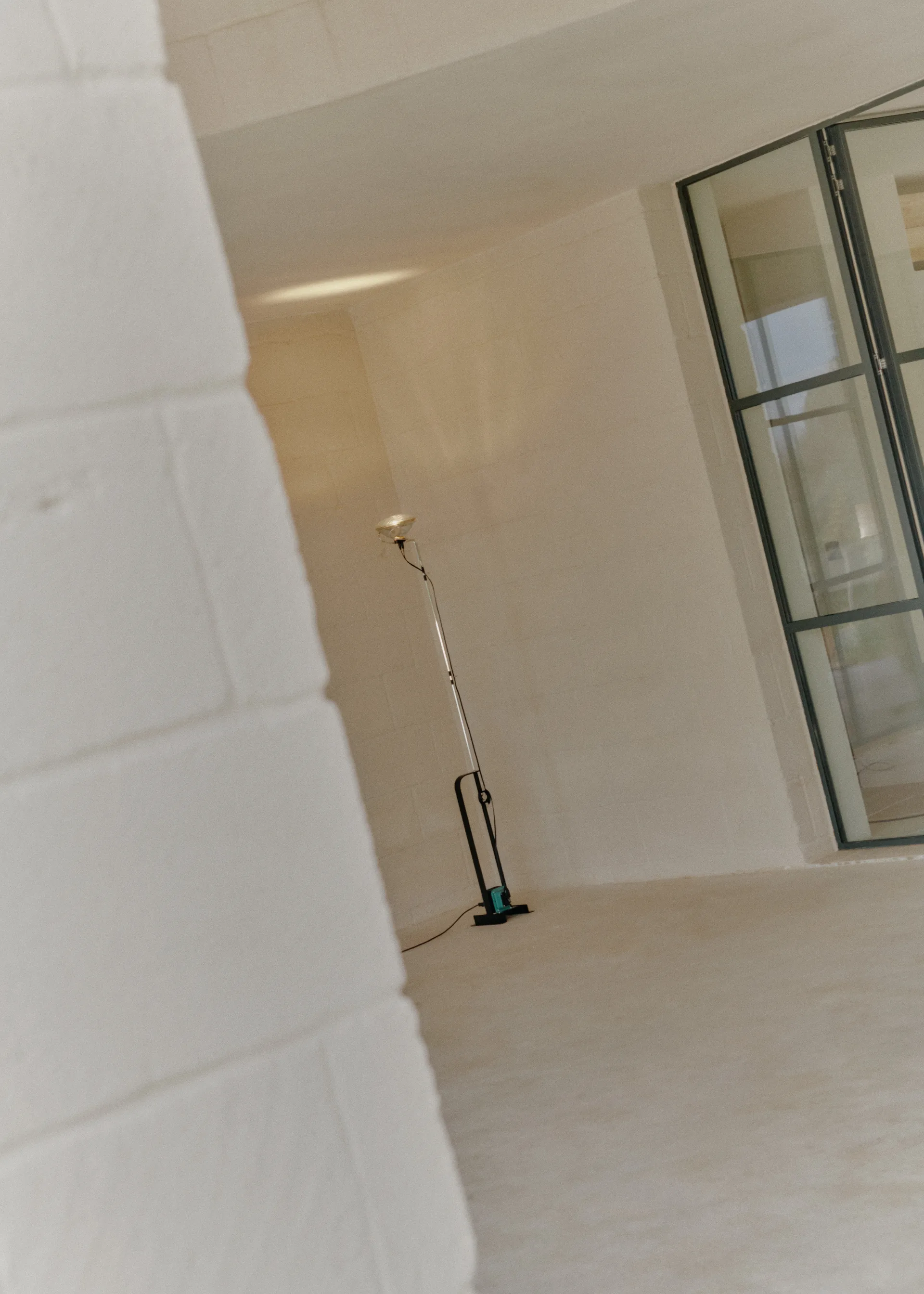 Toio LED floor lamp - black (EU) Flos