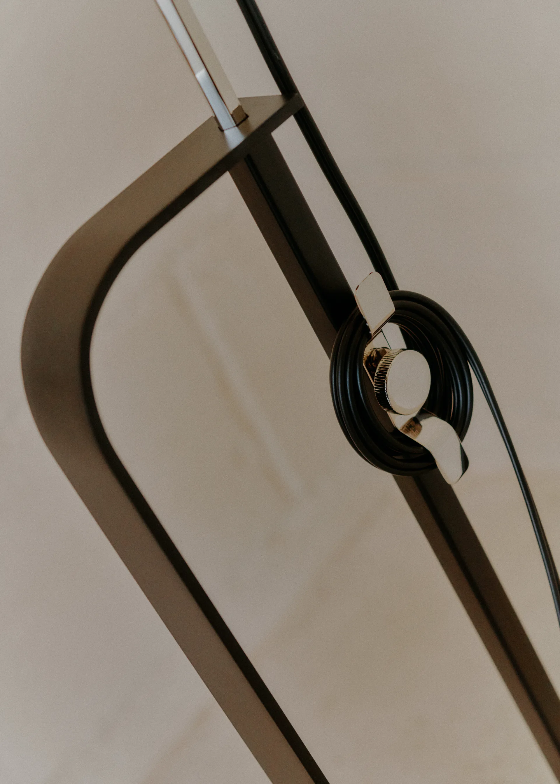 Toio LED floor lamp - black (GB) Flos