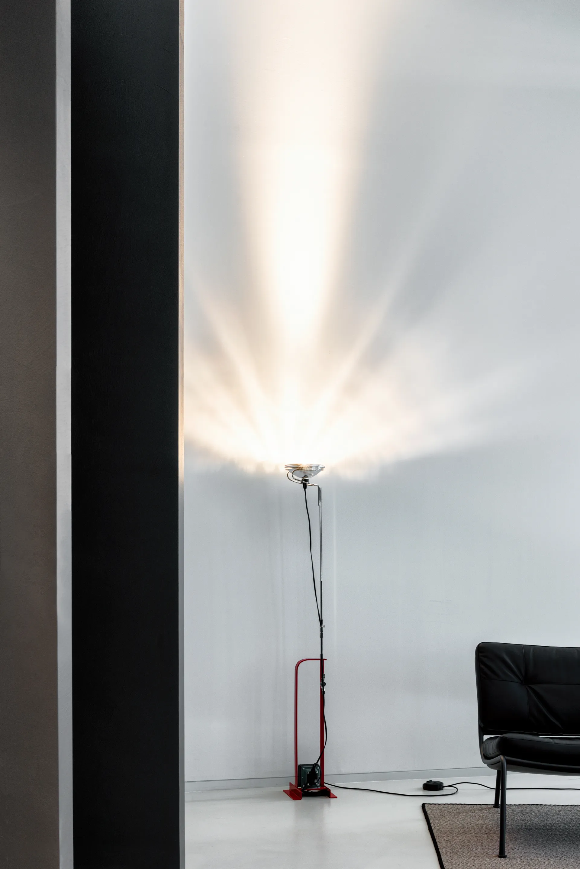 Toio LED floor lamp - Red (GB) Flos