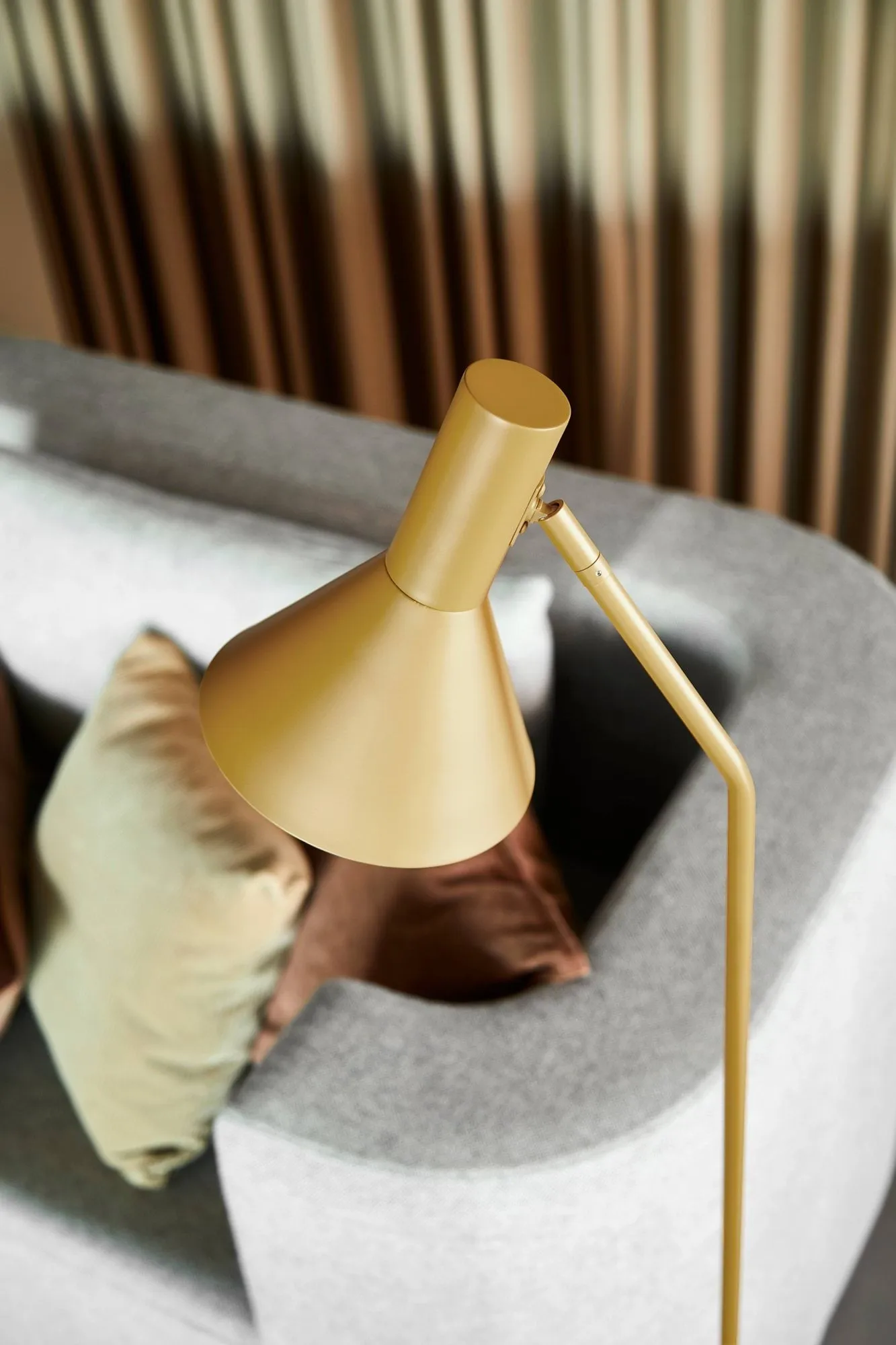 Lyss floor lamp, Matt almond, 150 cm Frandsen