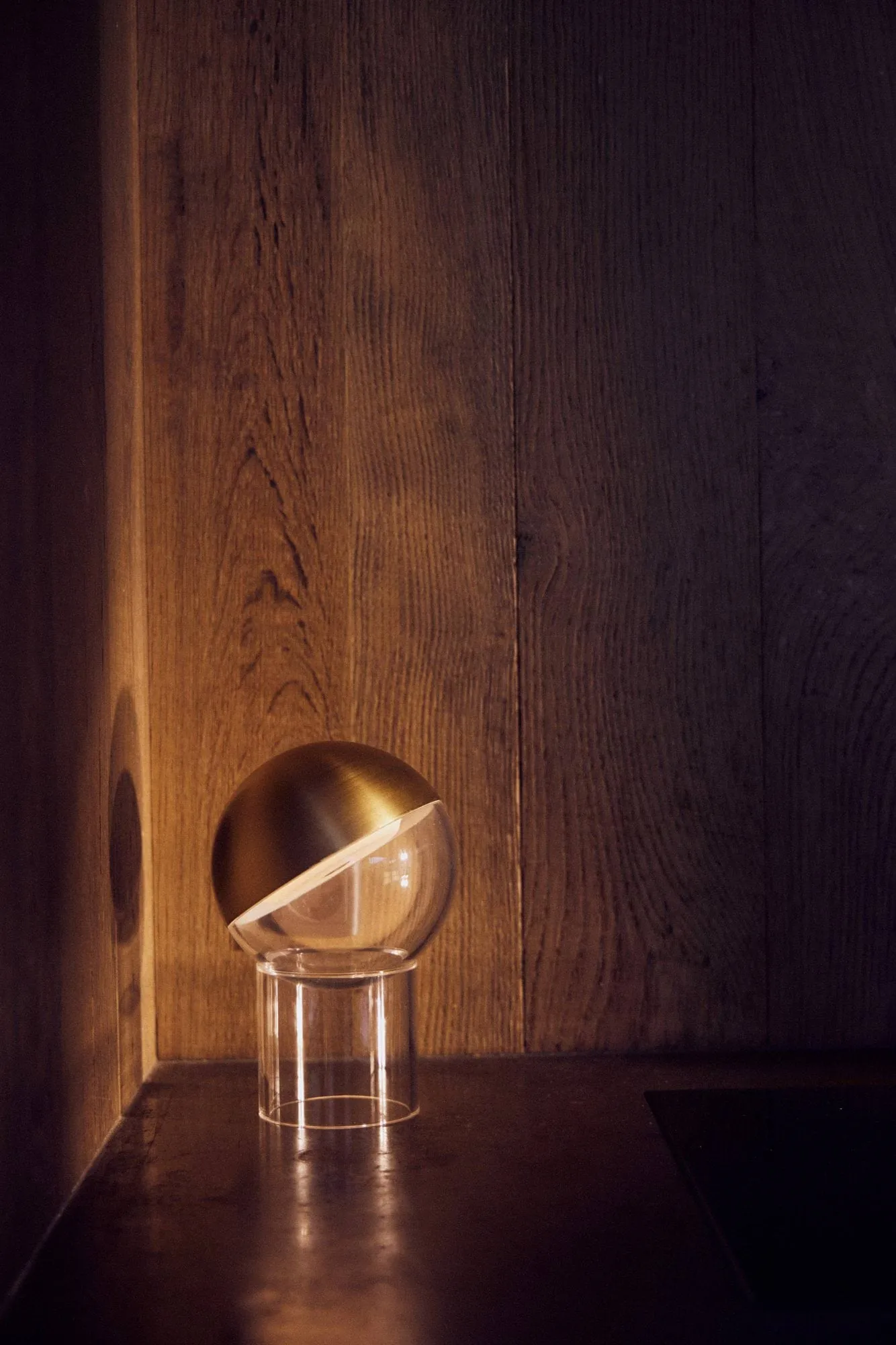 Pila portable table lamp, Solid brass Frandsen