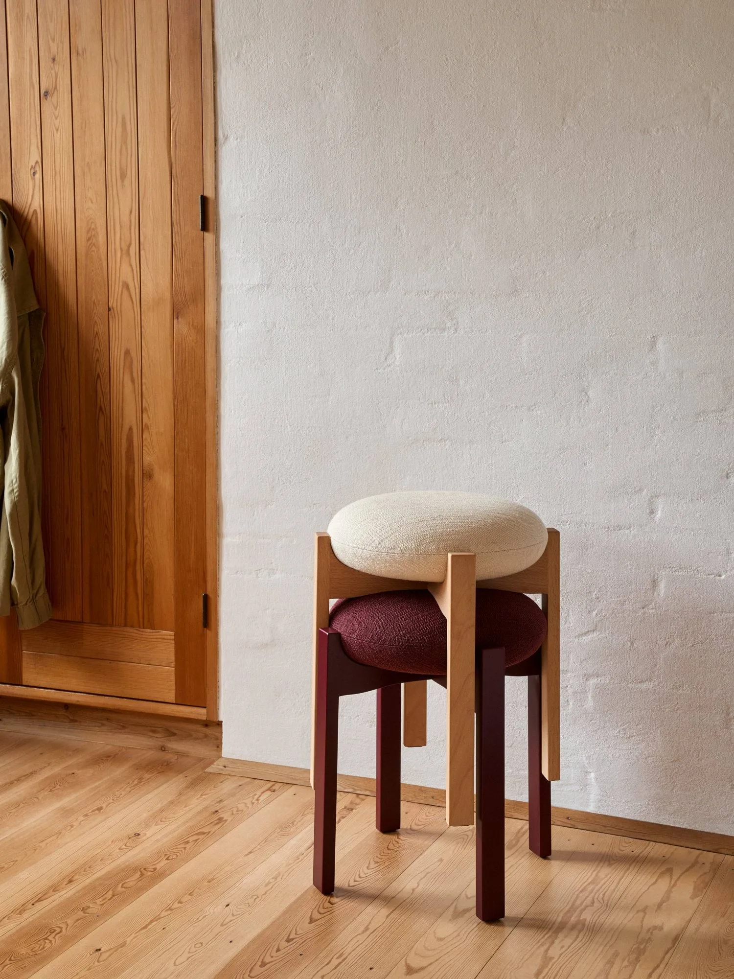 Pioneer round stool low, Odino NE22 off white-oiled beech, Ø41x46 cm Fredericia Furniture