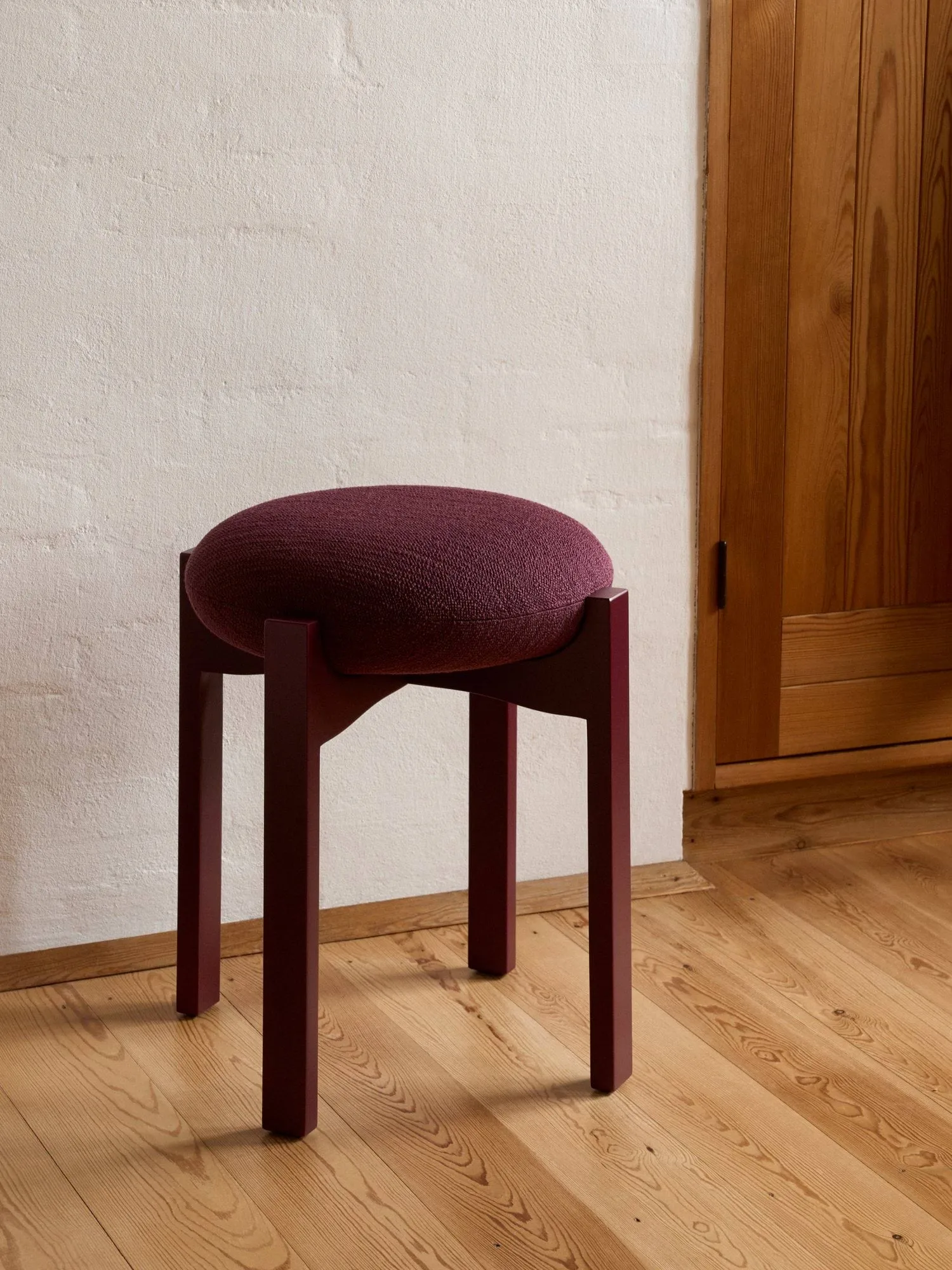 Pioneer round stool low, Odino RC43 bordeaux-bordeaux beech, Ø41x46 cm Fredericia Furniture