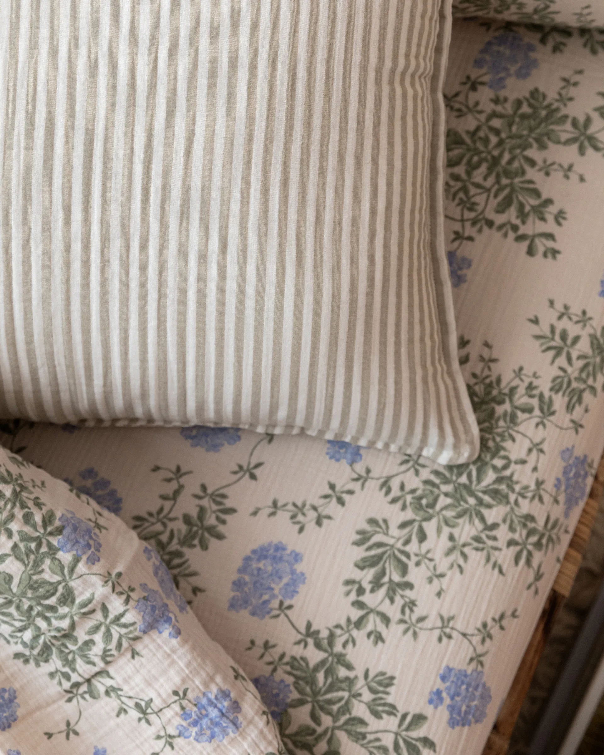 Plumbago Muslin fitted sheet, 140x200x30 cm Garbo&Friends