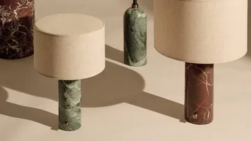 Gravity L table lamp - Emerald marble-white - GUBI