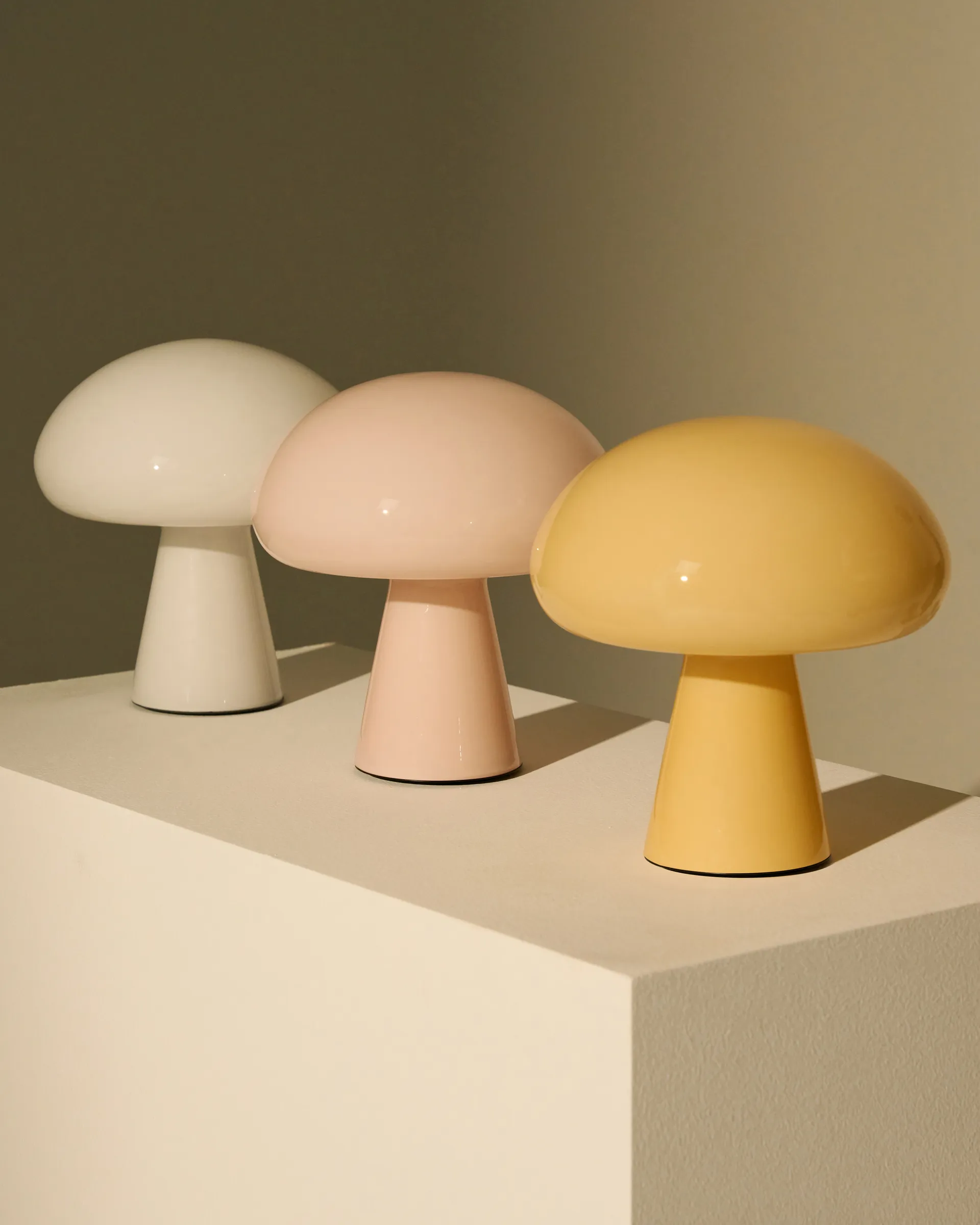 Obello table lamp, Pearl white GUBI