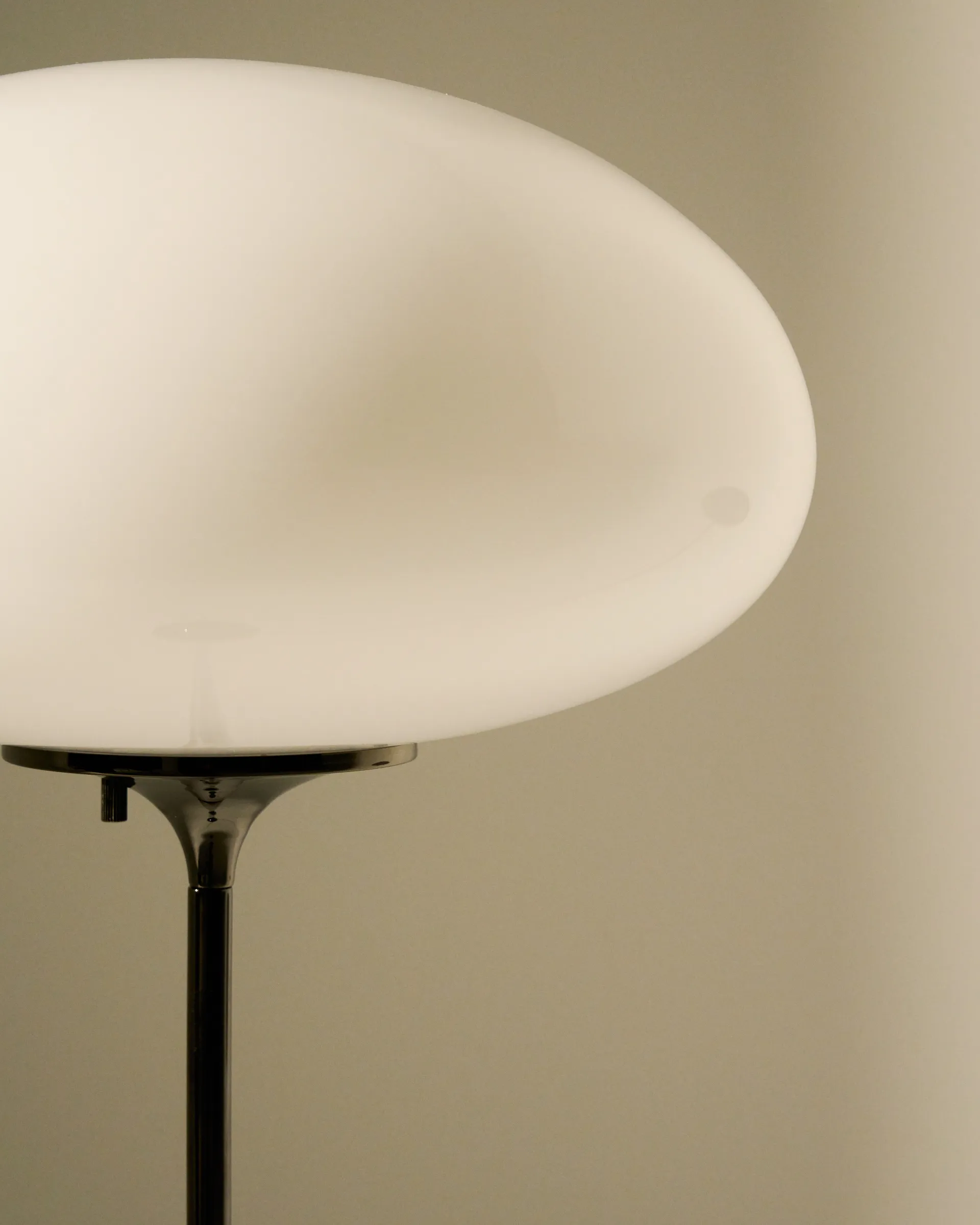 Stemlite floor lamp, Black chrome-opal glass, 150 cm GUBI