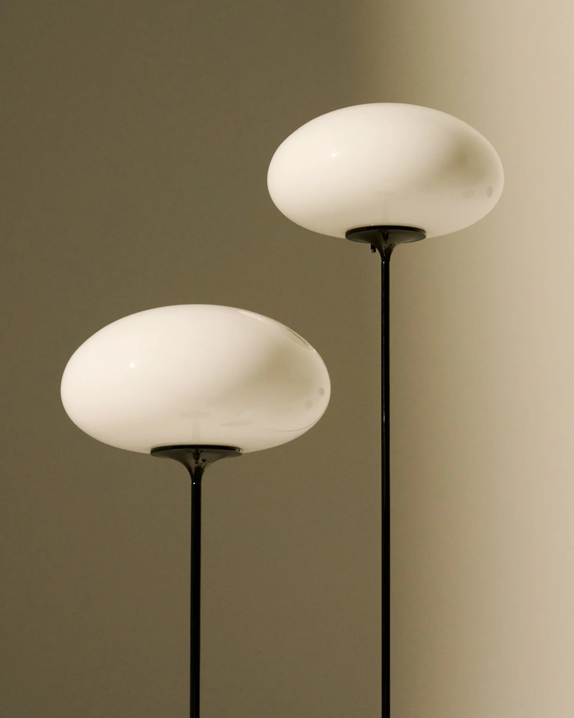 Stemlite floor lamp, Black chrome-opal glass, 150 cm GUBI