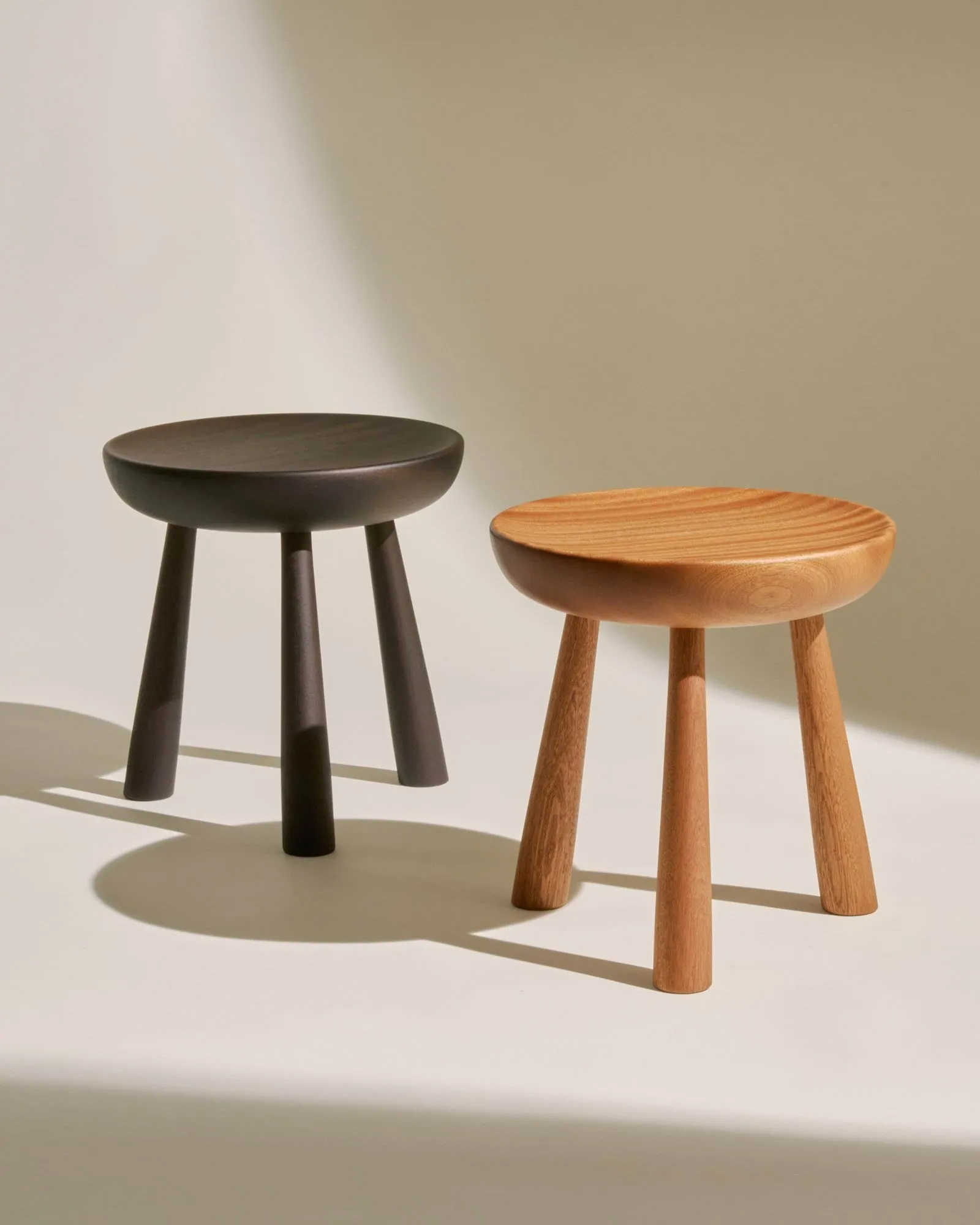 Totto round stool, Dark-stained lacquered sapele, Ø31x32.6 cm GUBI