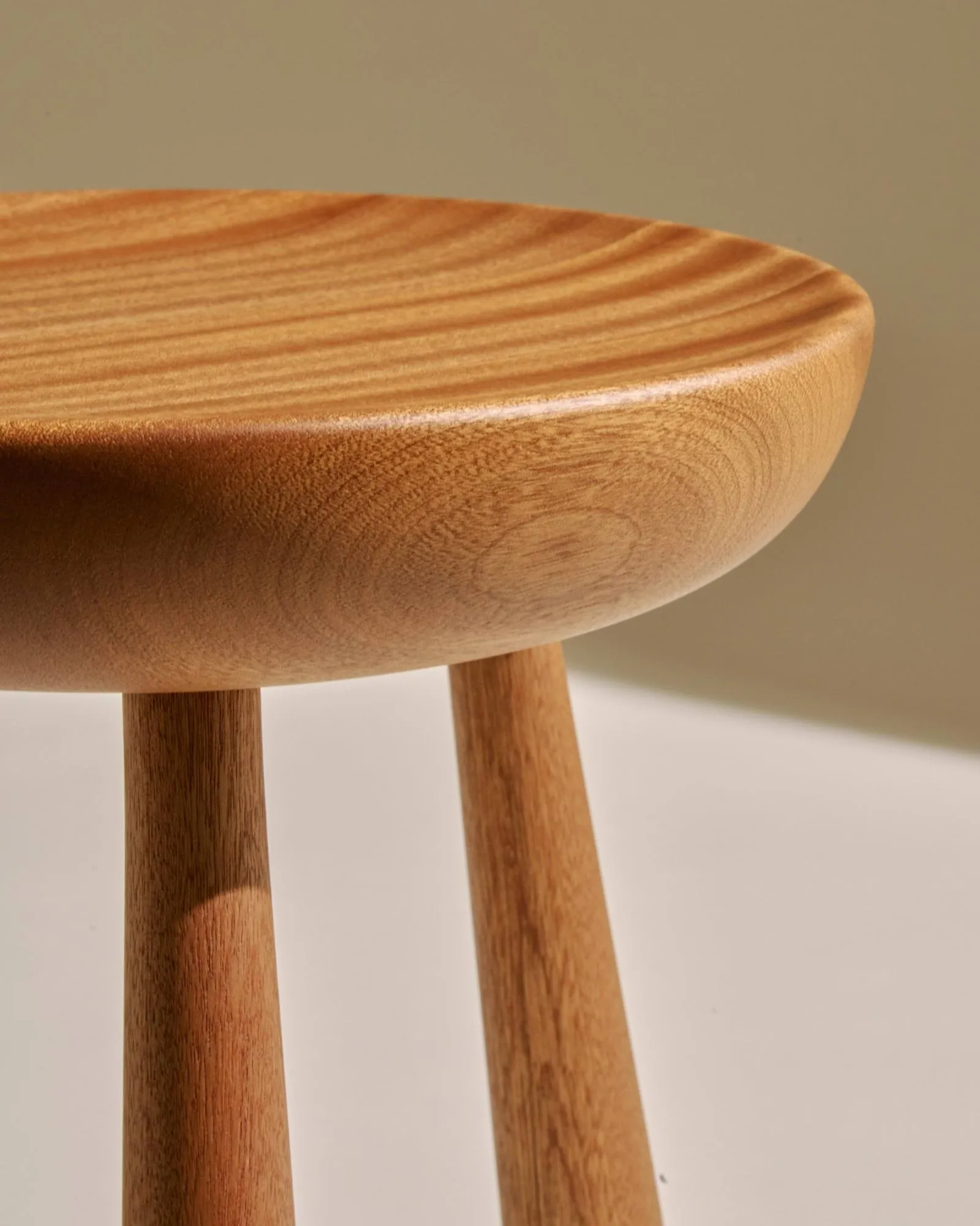 Totto round stool, Lacquered sapele, Ø31x32.6 cm GUBI