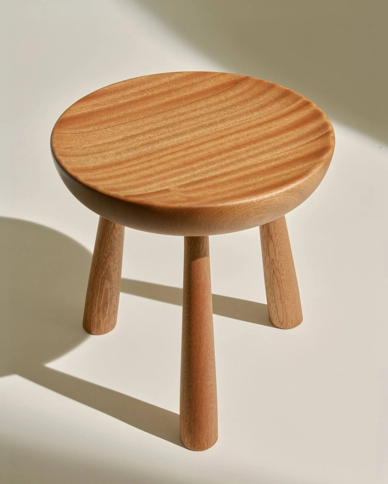 Totto round stool, Lacquered sapele, Ø31x32.6 cm GUBI