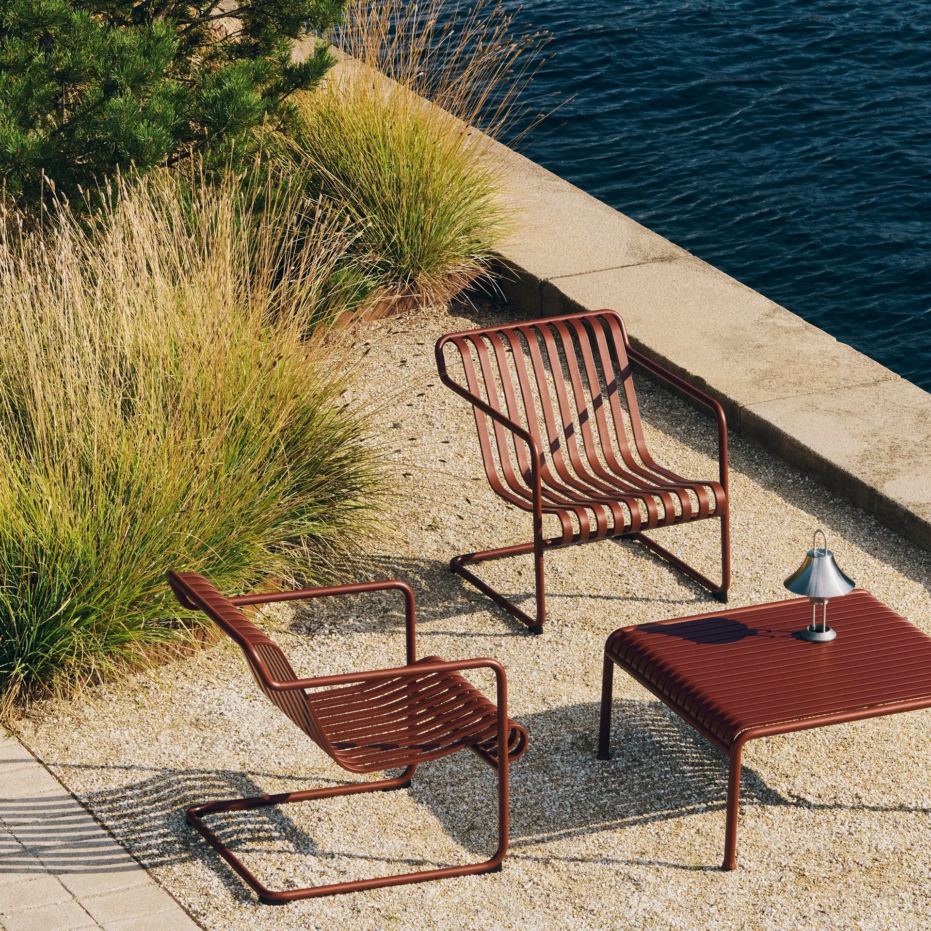 Palissade Cantilever Low lounge armchair, Iron red HAY