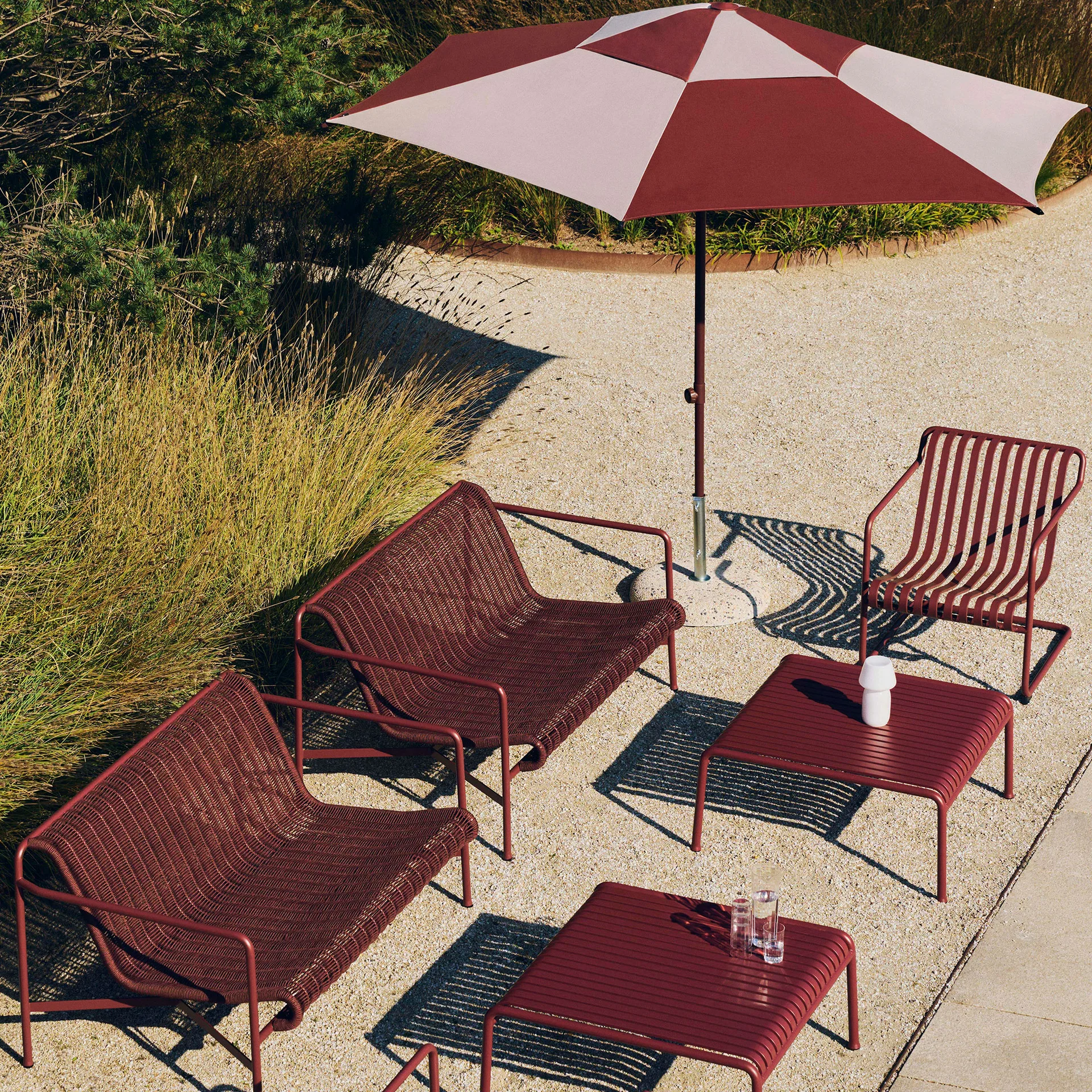Palissade Cantilever Low lounge armchair, Iron red HAY