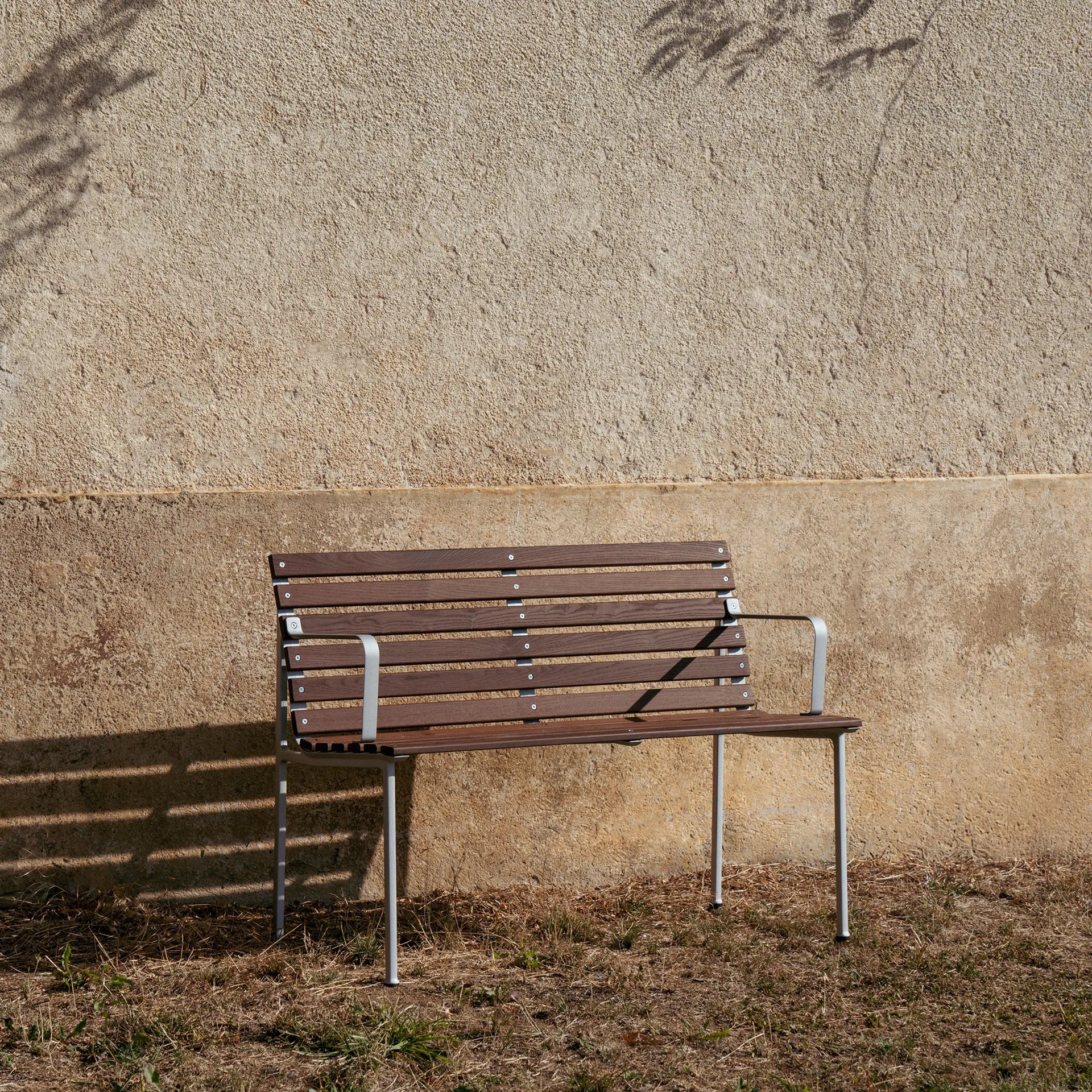 Traverse Dining bench with armrests., Oiled ash HAY