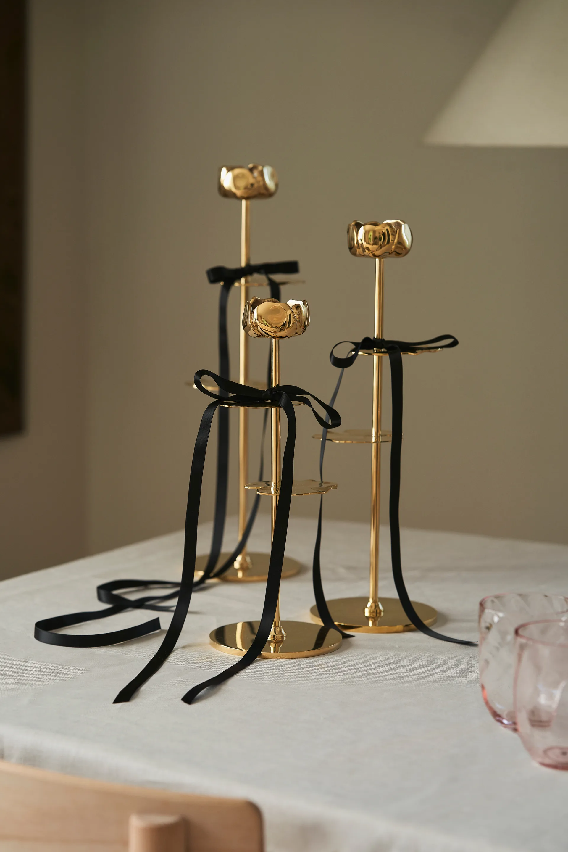 Ninfea Alta candlestick 30 cm, Brass Hilke Collection