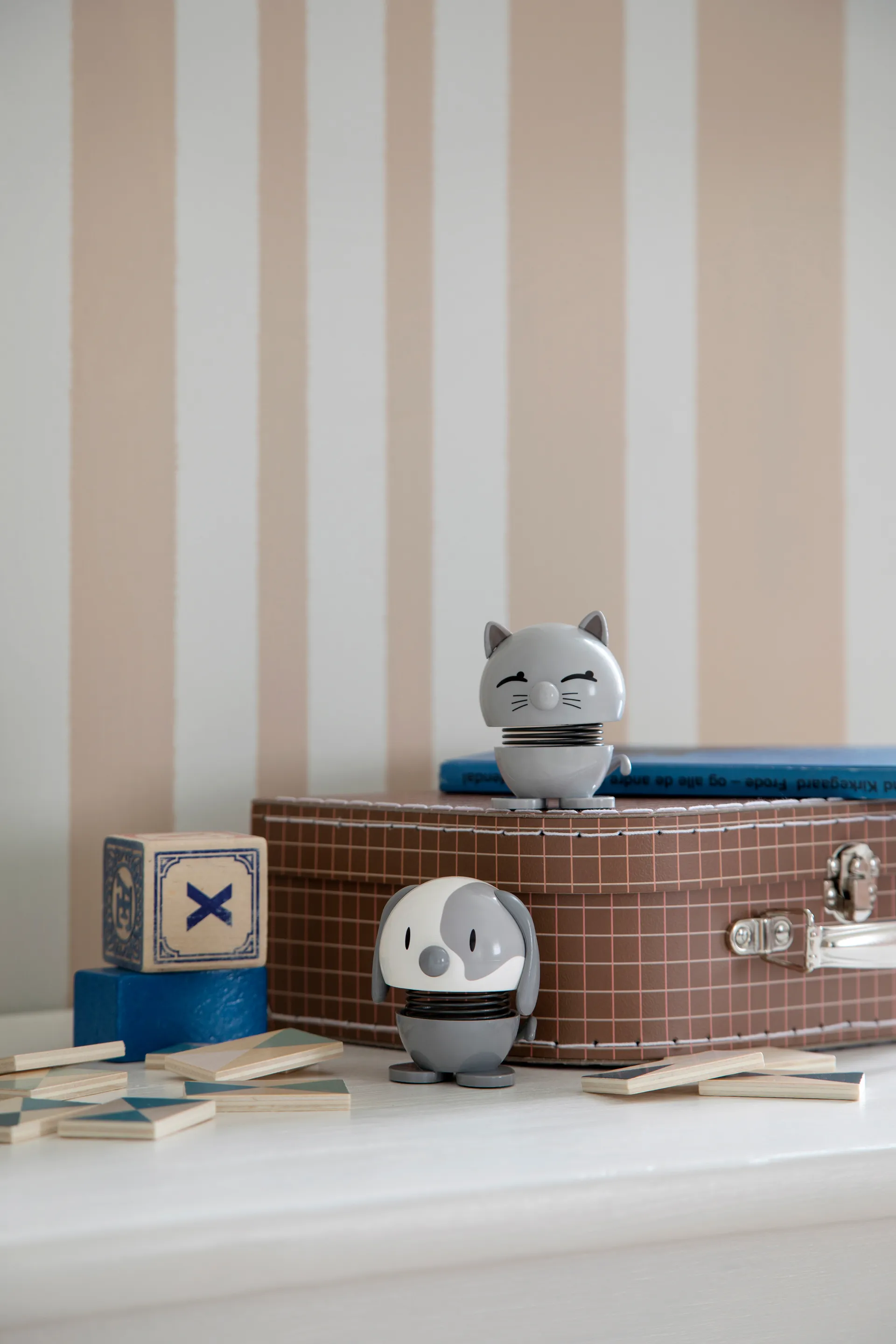 Hoptimist Dog figure 6.9 cm, Cool grey Hoptimist