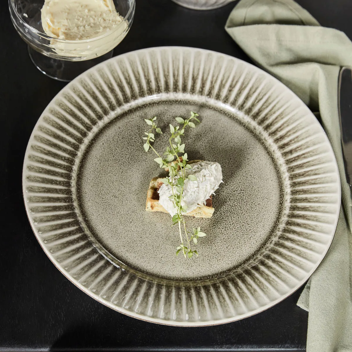 Pleat dinner plate Ø27 cm, Grey-brown House Doctor