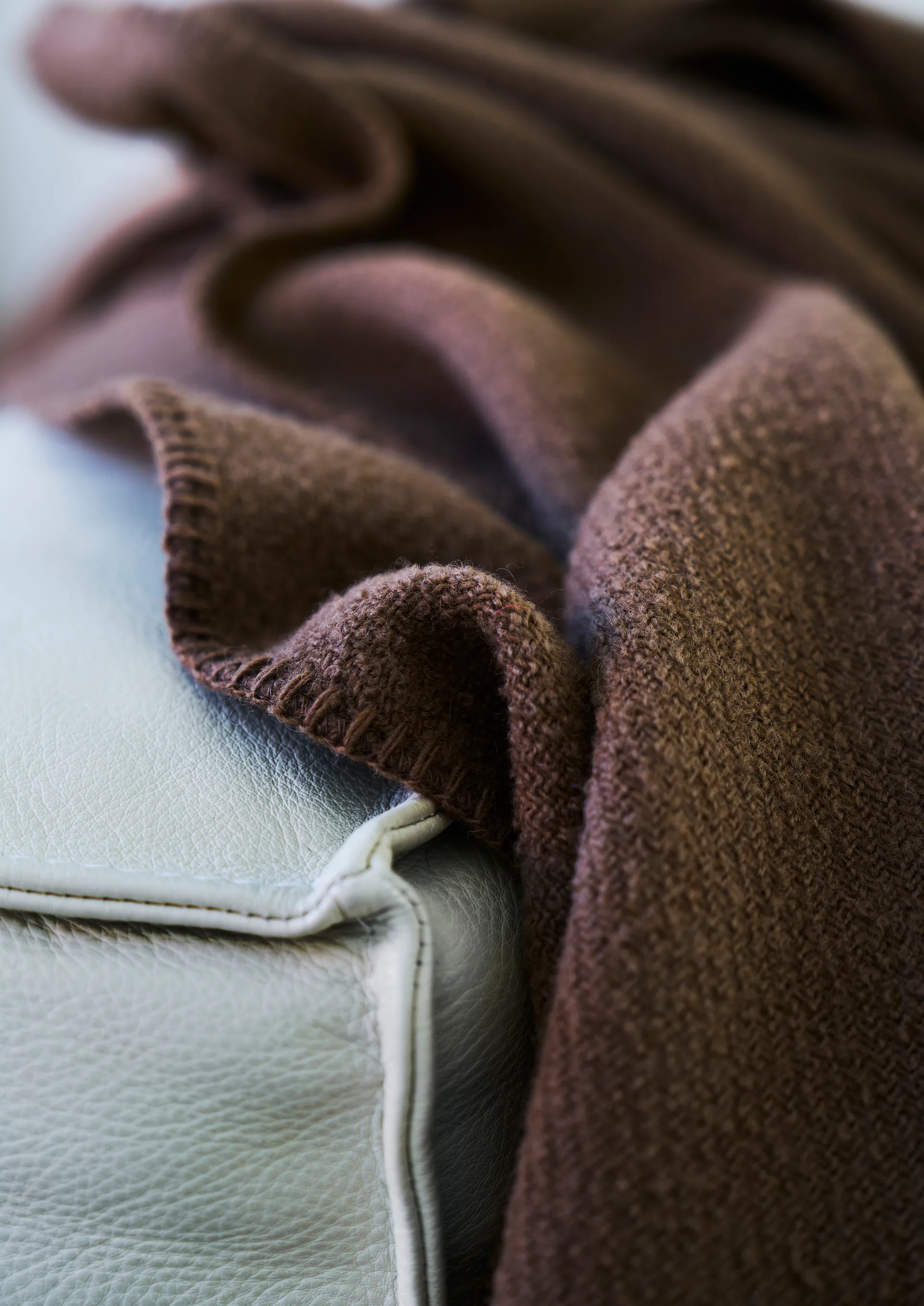 Bouclé wool throw 140x200 cm, Mocha mousse Klippan Yllefabrik