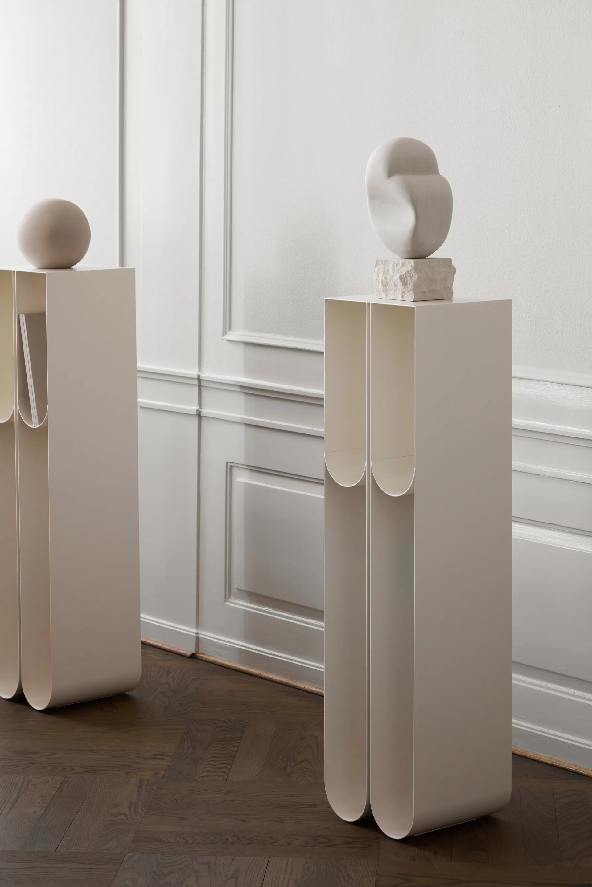 Curved pedestal, Beige Kristina Dam Studio