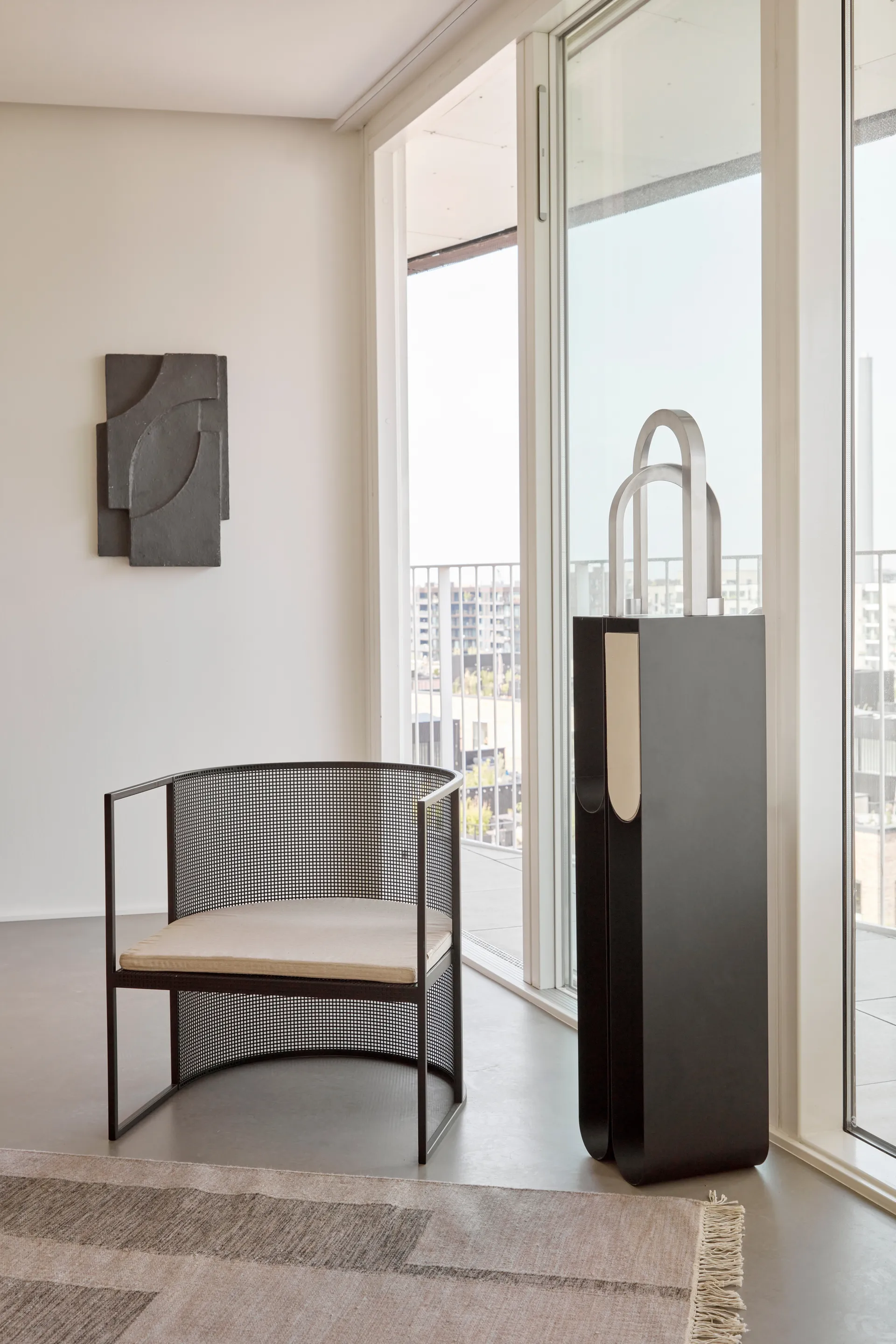 Curved pedestal, Black Kristina Dam Studio