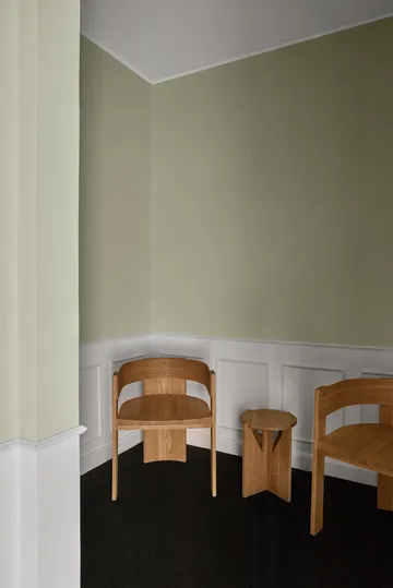 Simple round stool Ø36 cm - Warm lacquered oak - Kristina Dam Studio