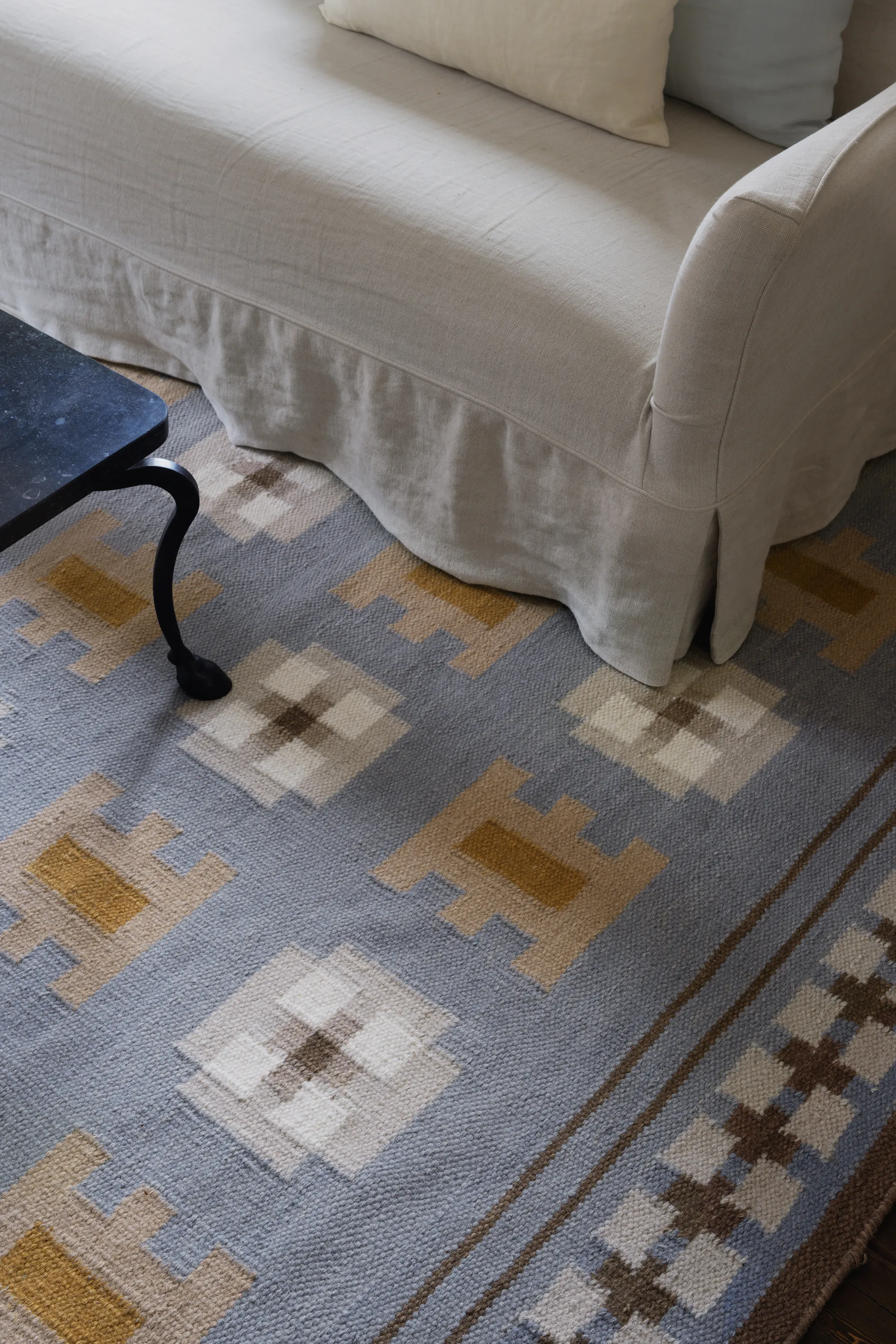 Röllakan Selma wool rug, Dove, 80x300 cm Layered