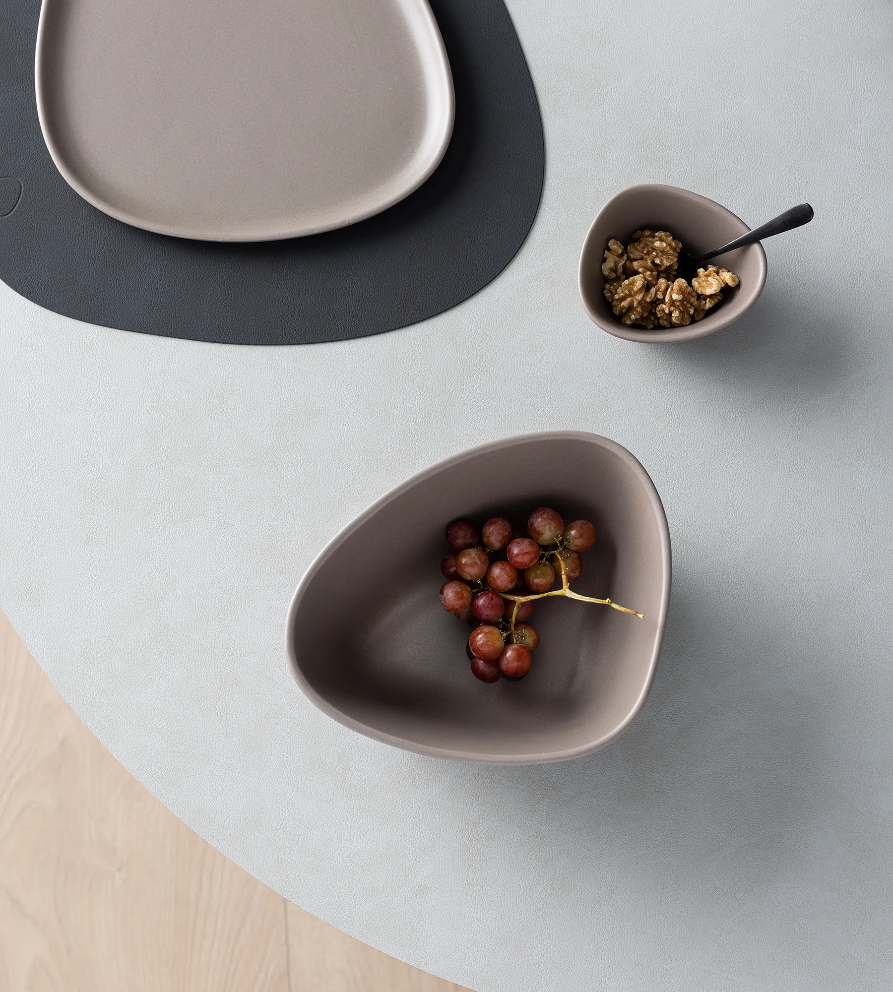 Curve Stoneware bowl M 20x22 cm, Warm Grey LIND DNA