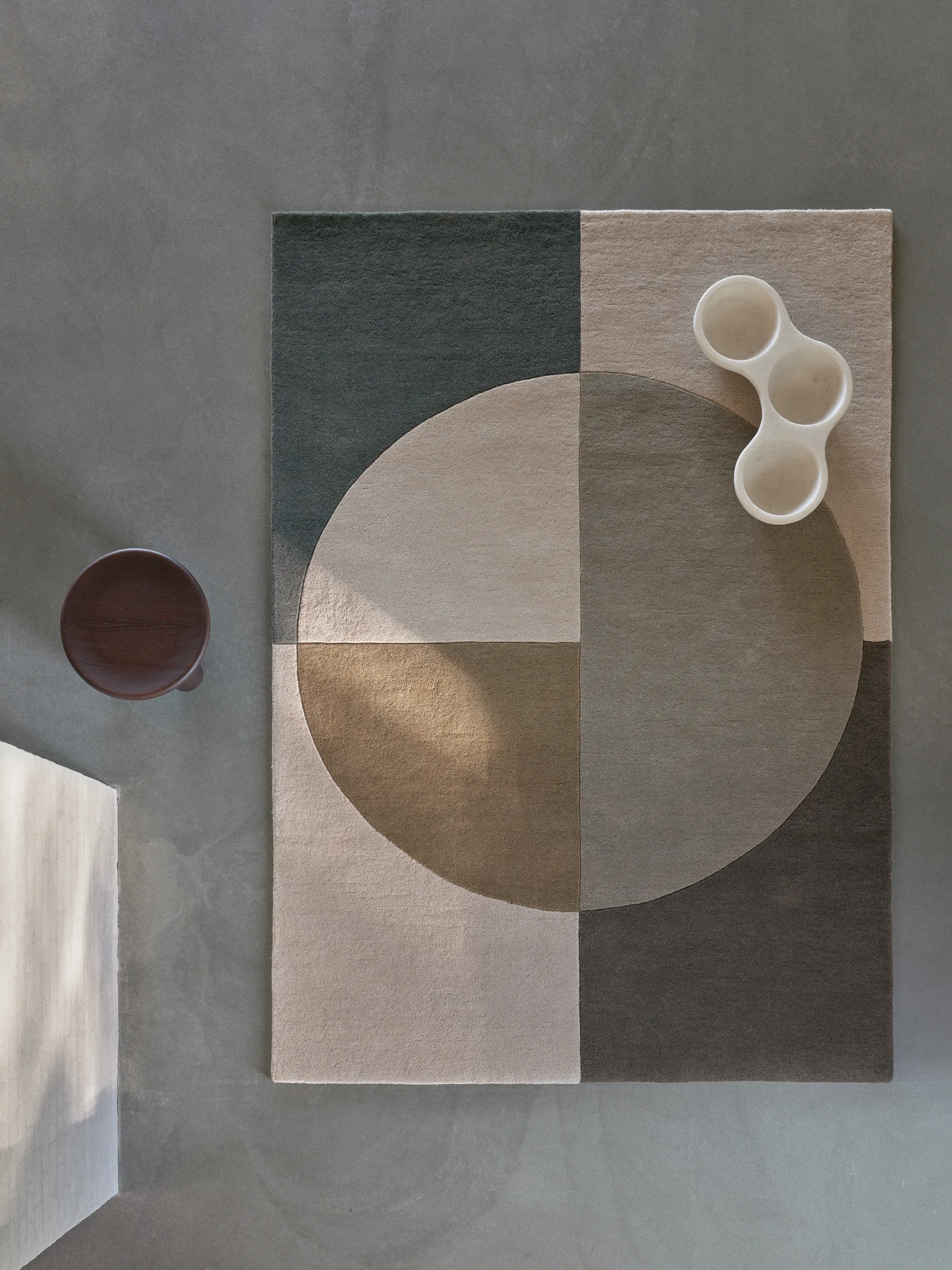 Radiality wool carpet, Olive. 140x200 cm Linie Design