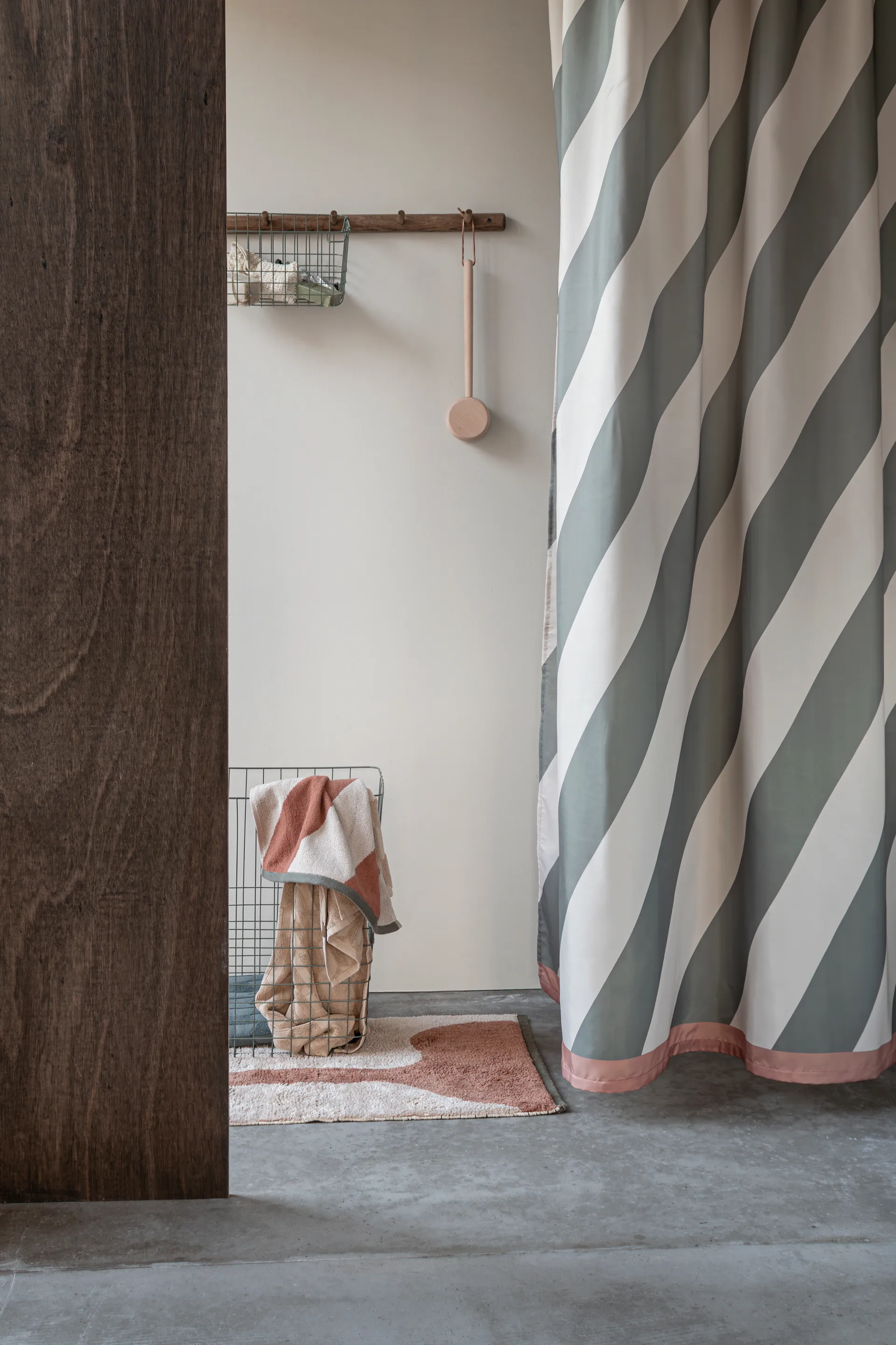Diagonal shower curtain 150x200 cm, Dark olive Mette Ditmer