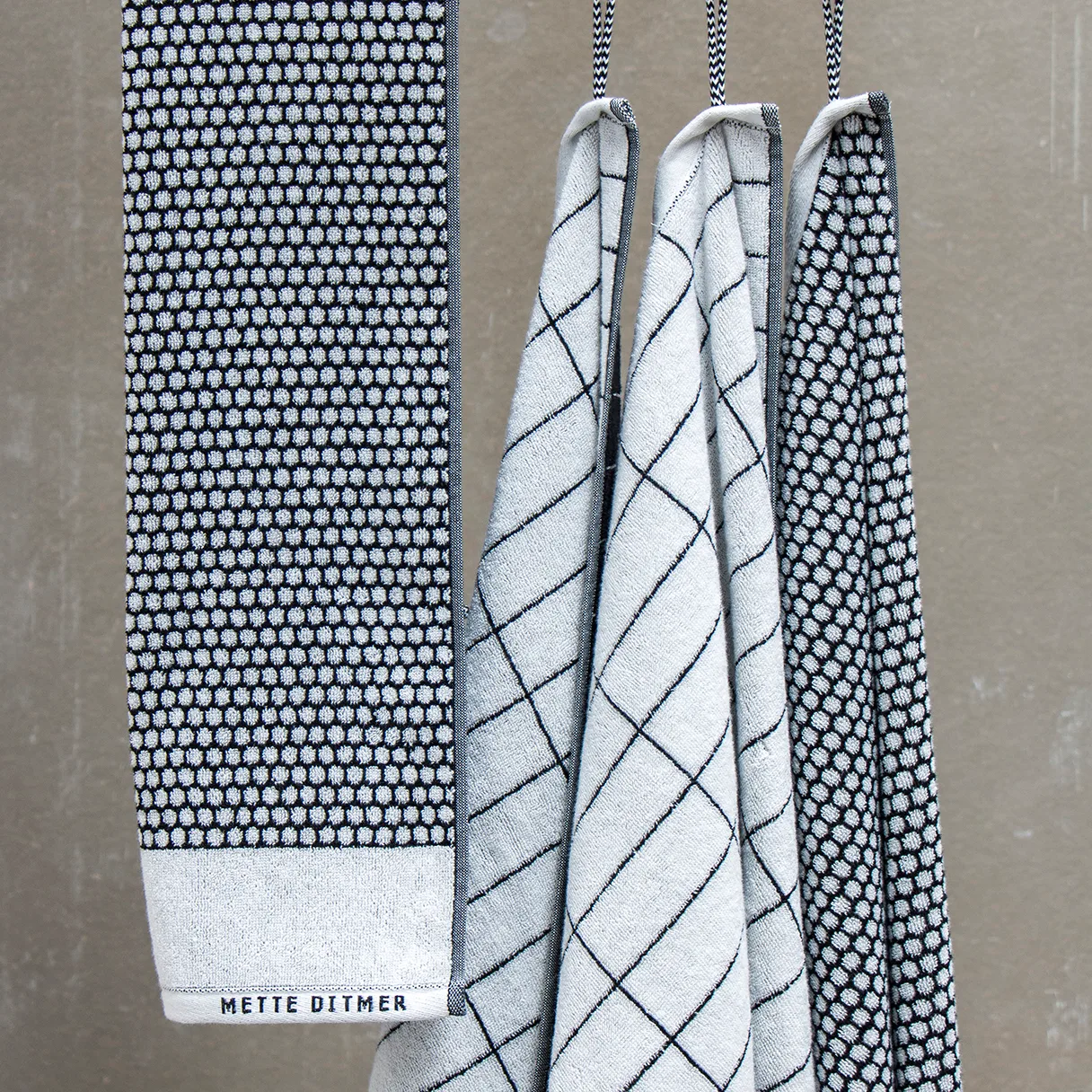 Grid towel 50x100 cm, Black-off white Mette Ditmer