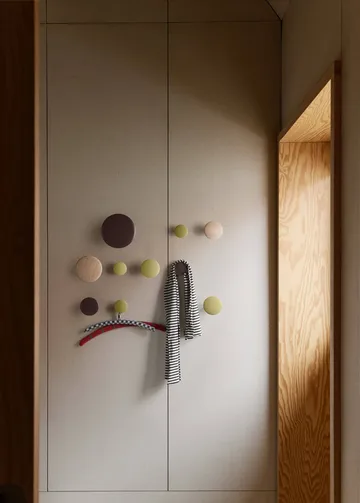 Dots Wood coat hook - Light olive, Ø6.5 cm - Muuto
