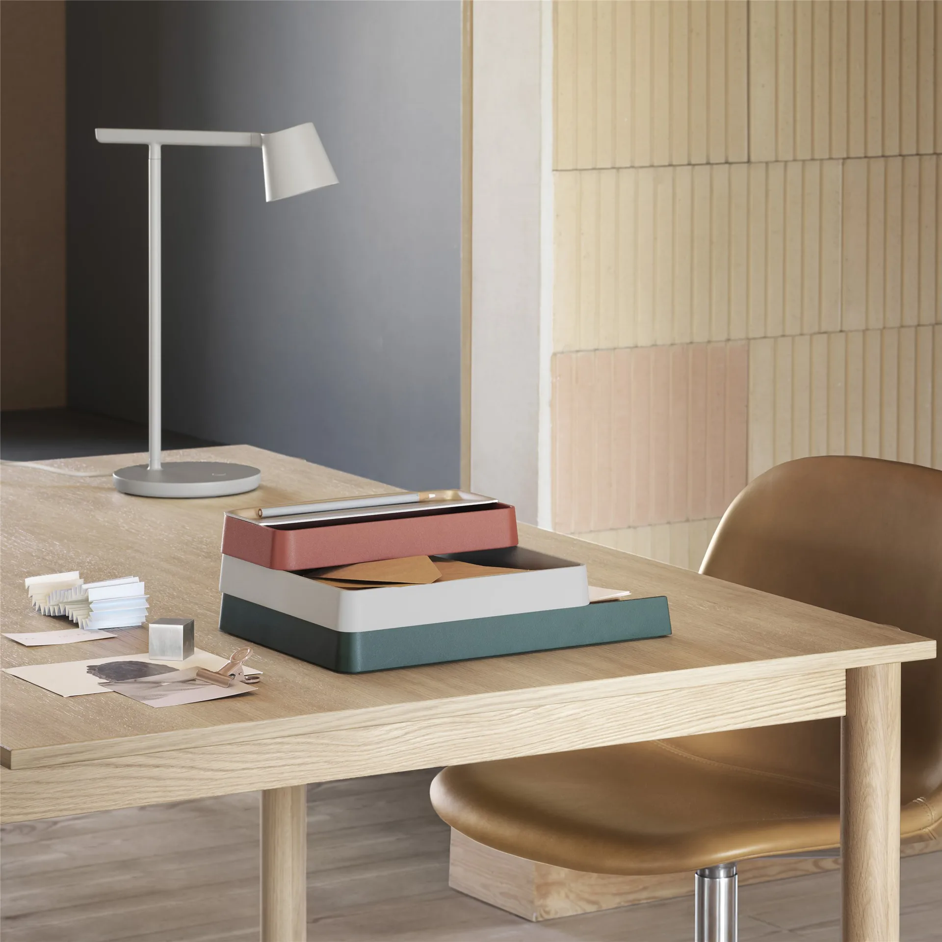 Tip table lamp, grey Muuto