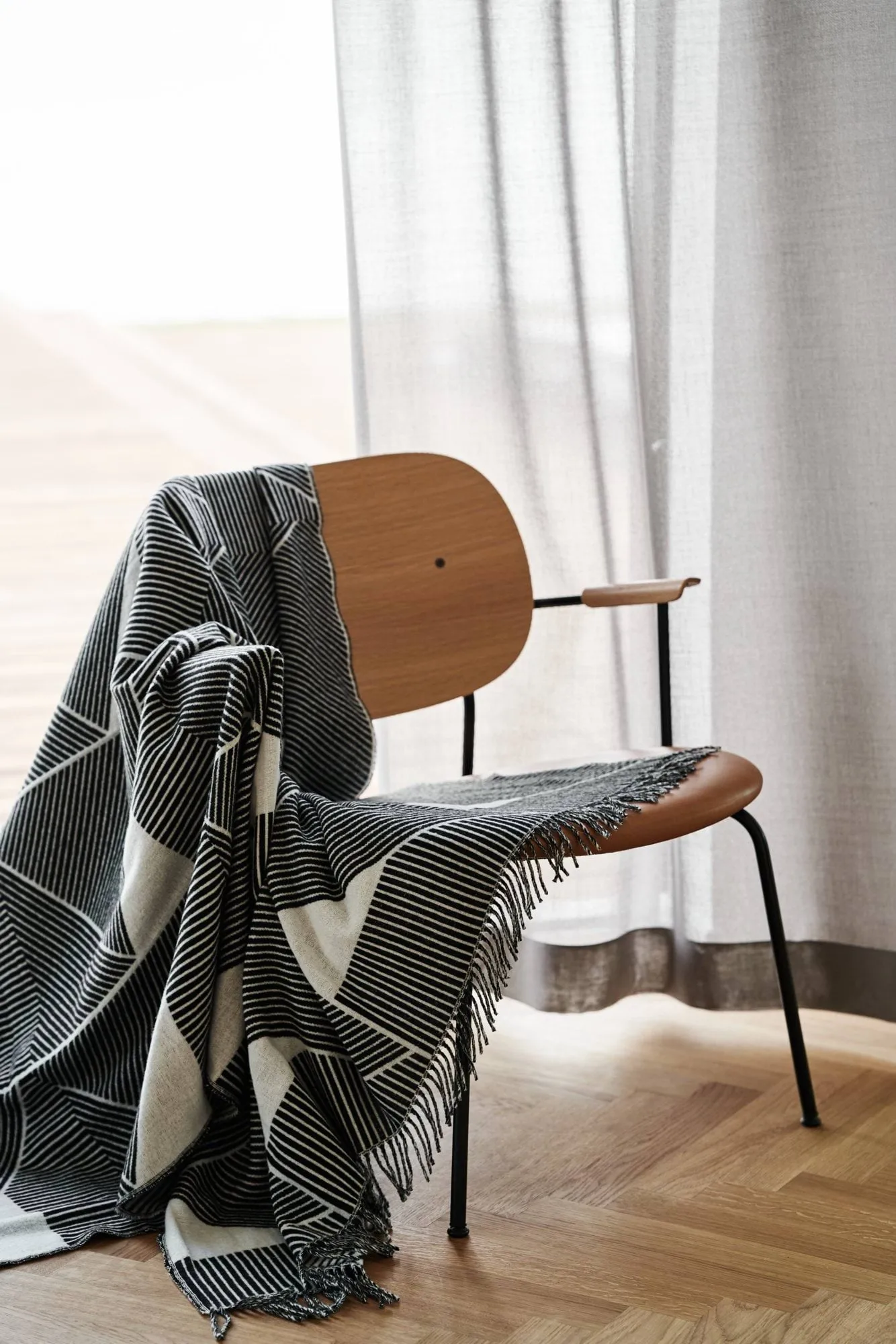 Metric focus cotton throw, black NJRD
