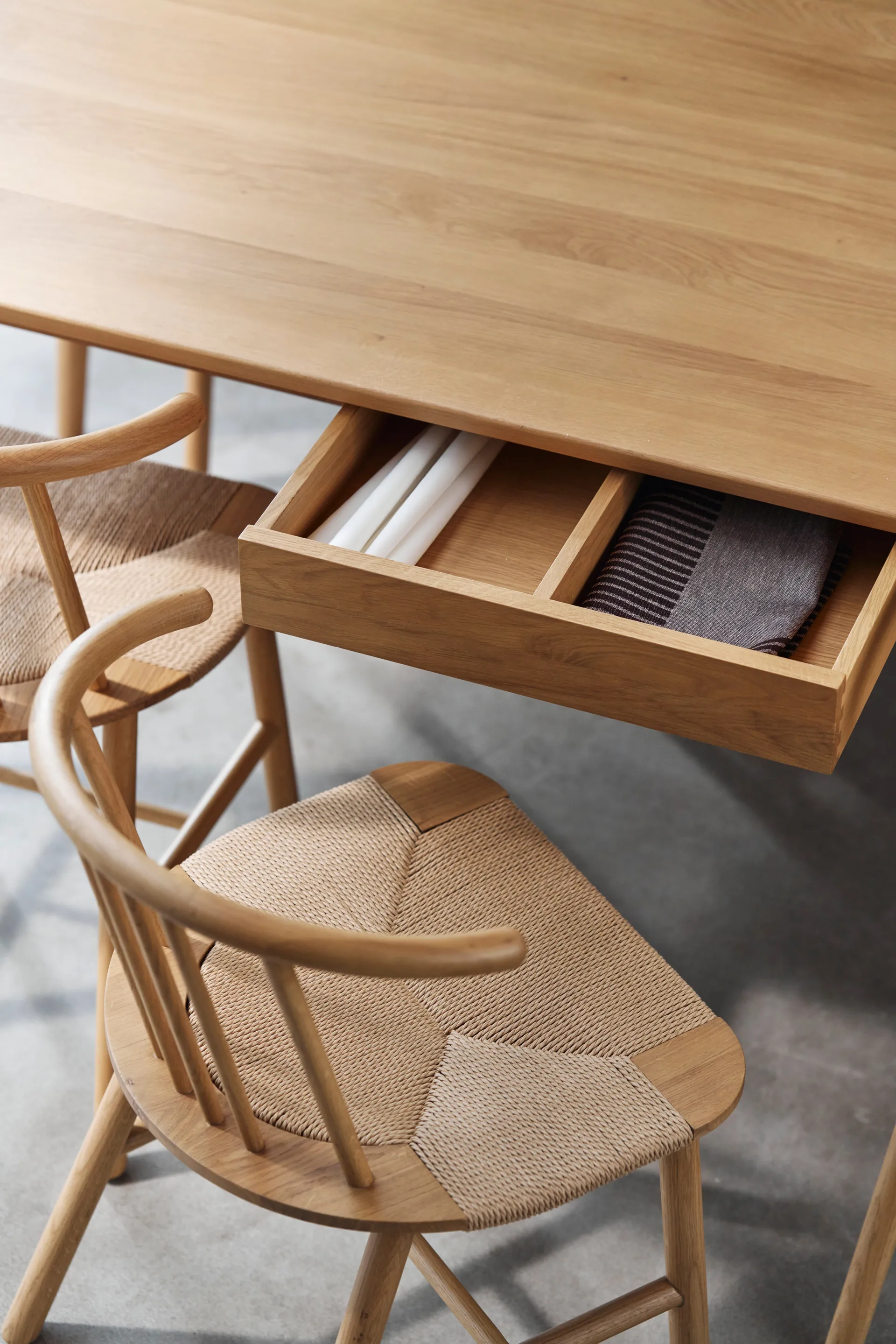 VIOR dining table 200 cm + chair 6‑pack – Lacquered oak‑natural NJRD
