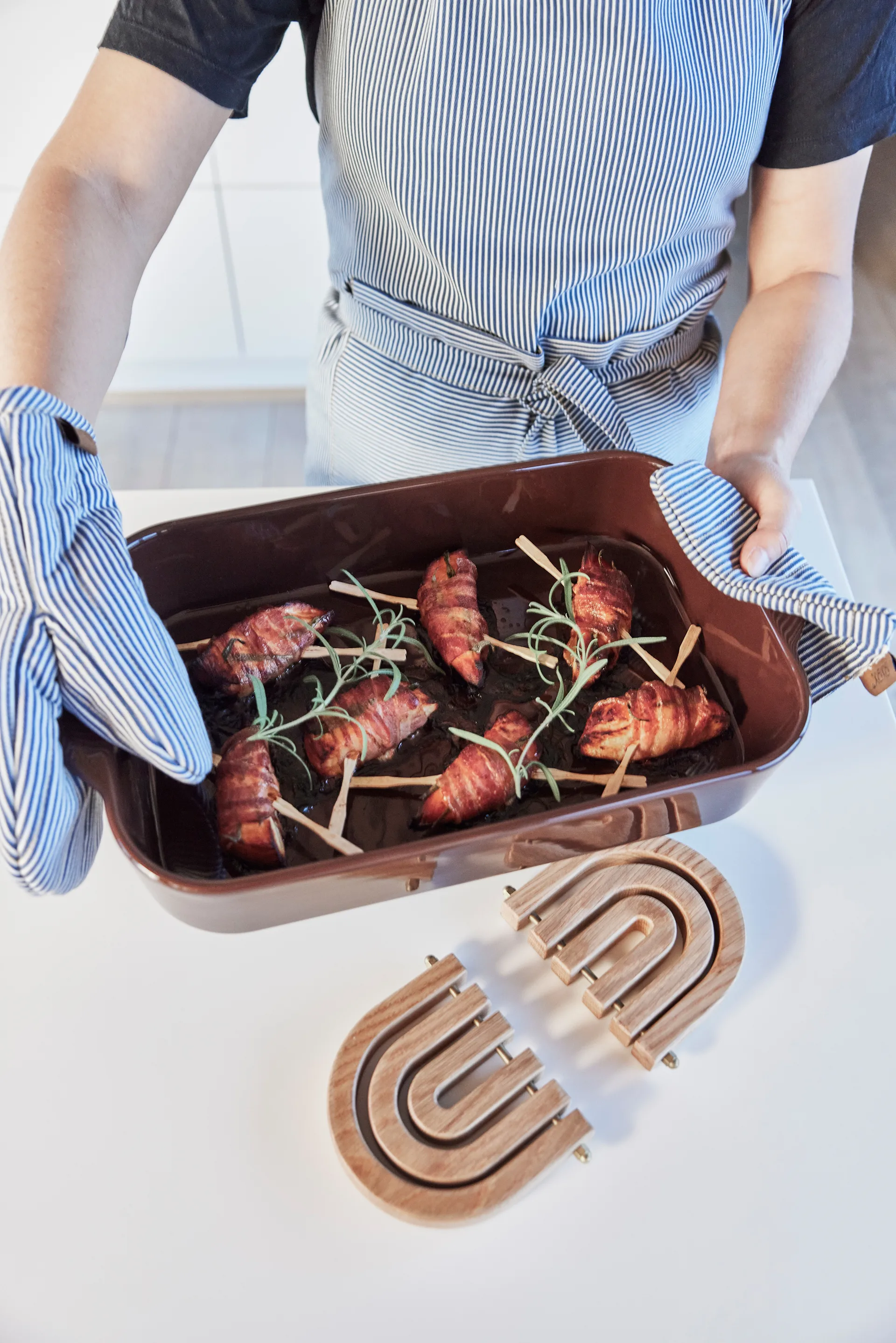 Striped denim oven mitt, Blue OYOY