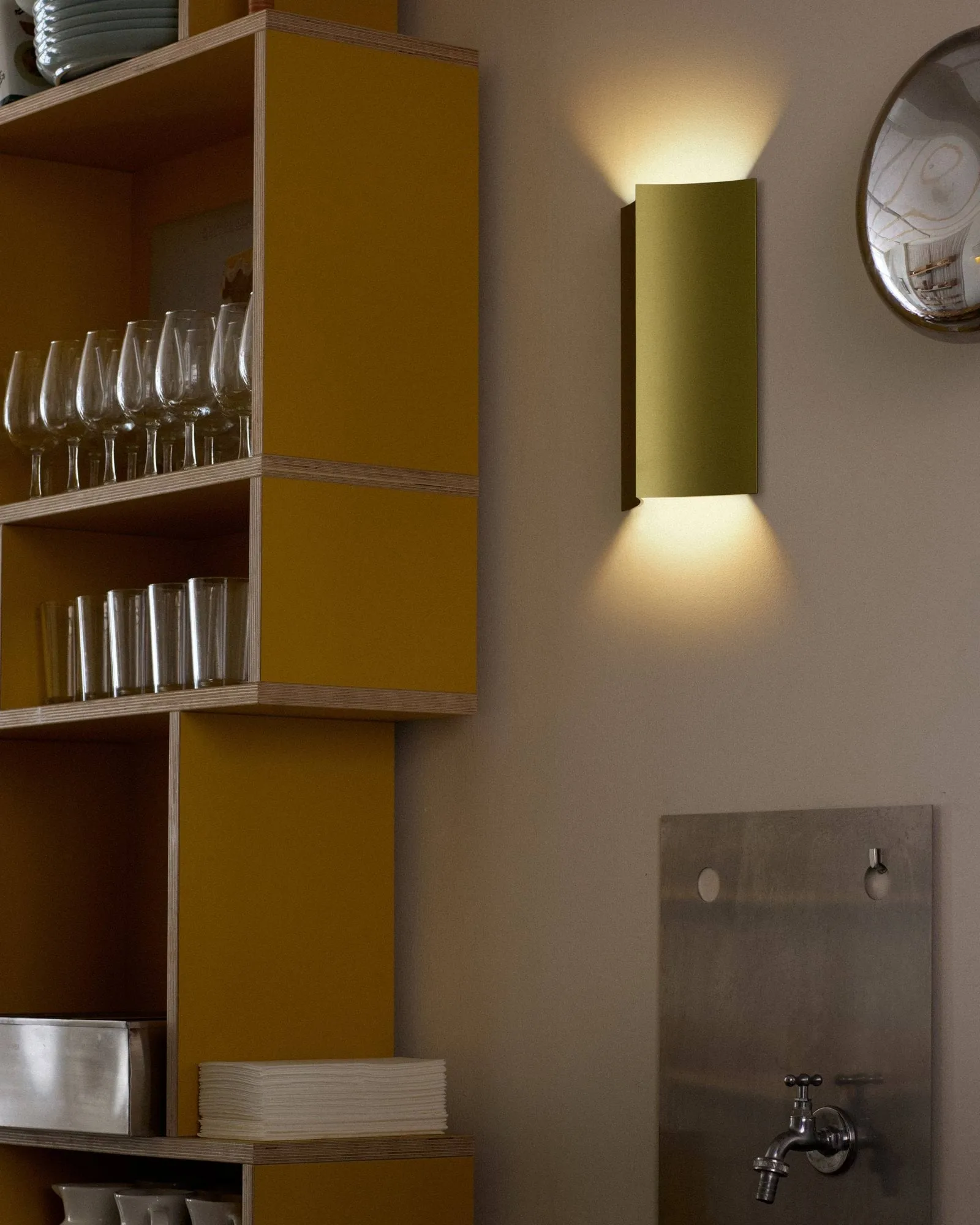 Concave 27 wall lamp, Stem (green) Pholc