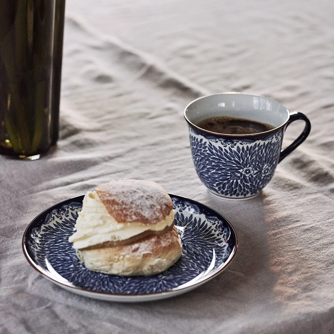 Ostindia Floris mug 40 cl and plate Ø20 cm, Blue Rörstrand