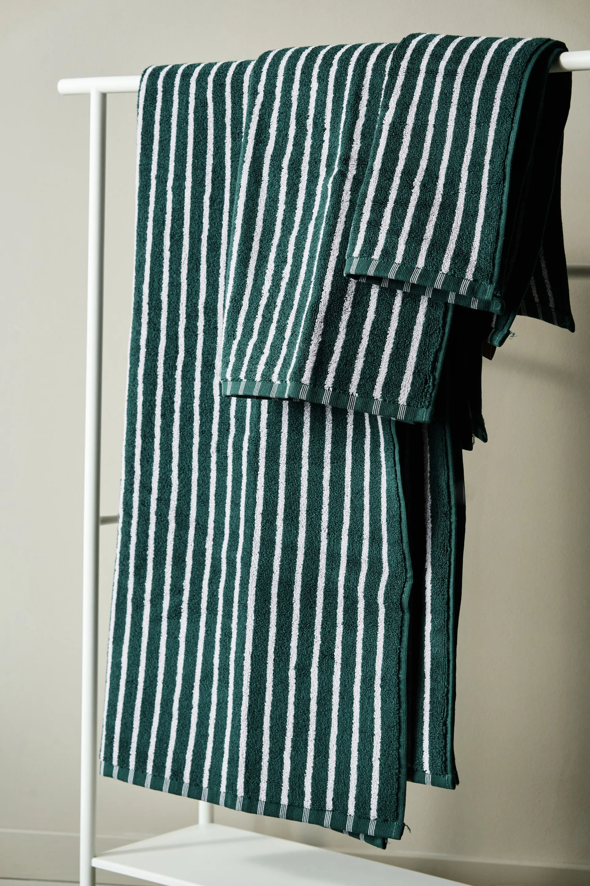 Drift towel 50x70 cm, Green-purple Scandi Living